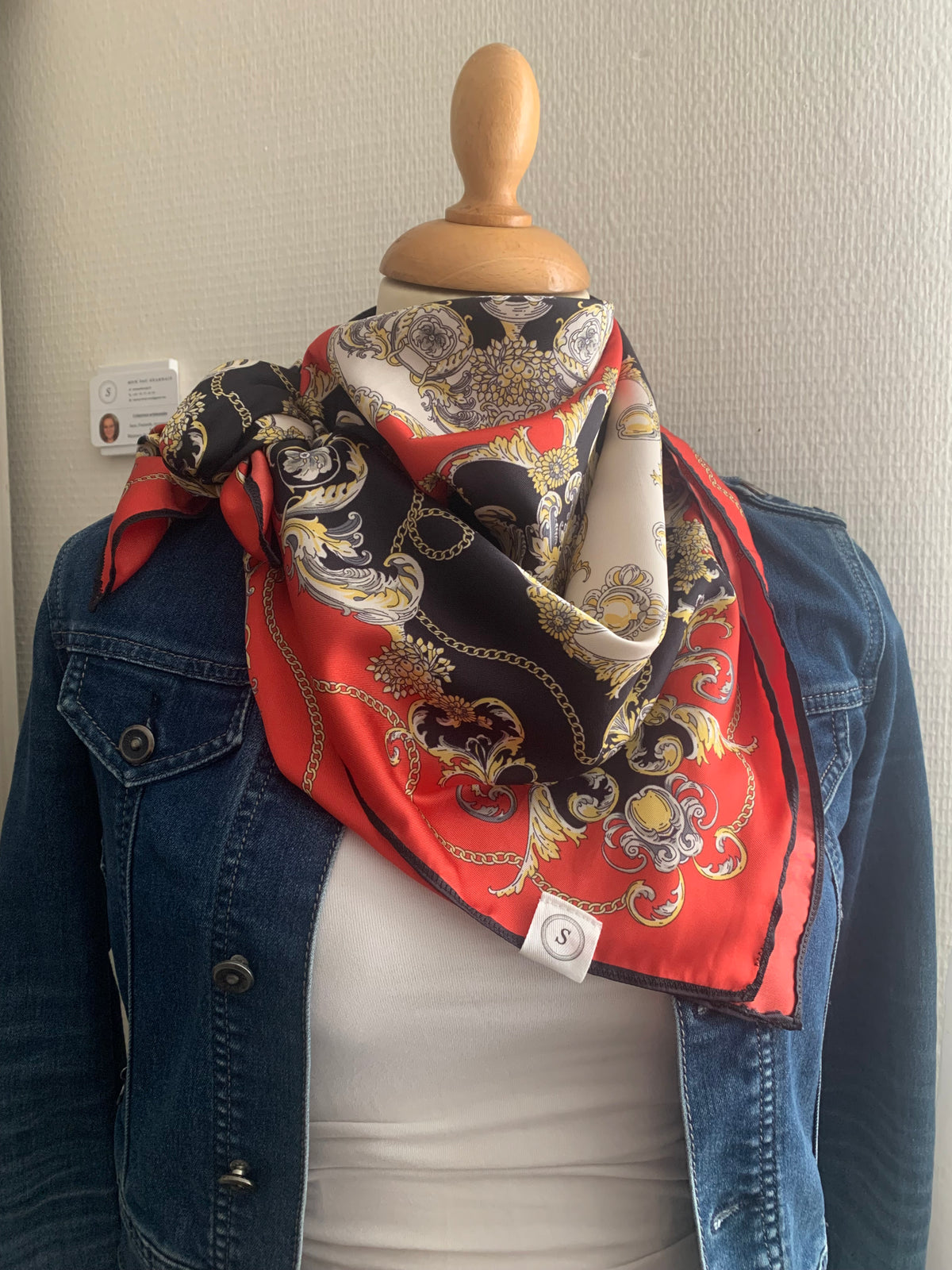 Carré Hermous Satin de coton rouge Modèle UNIQUE