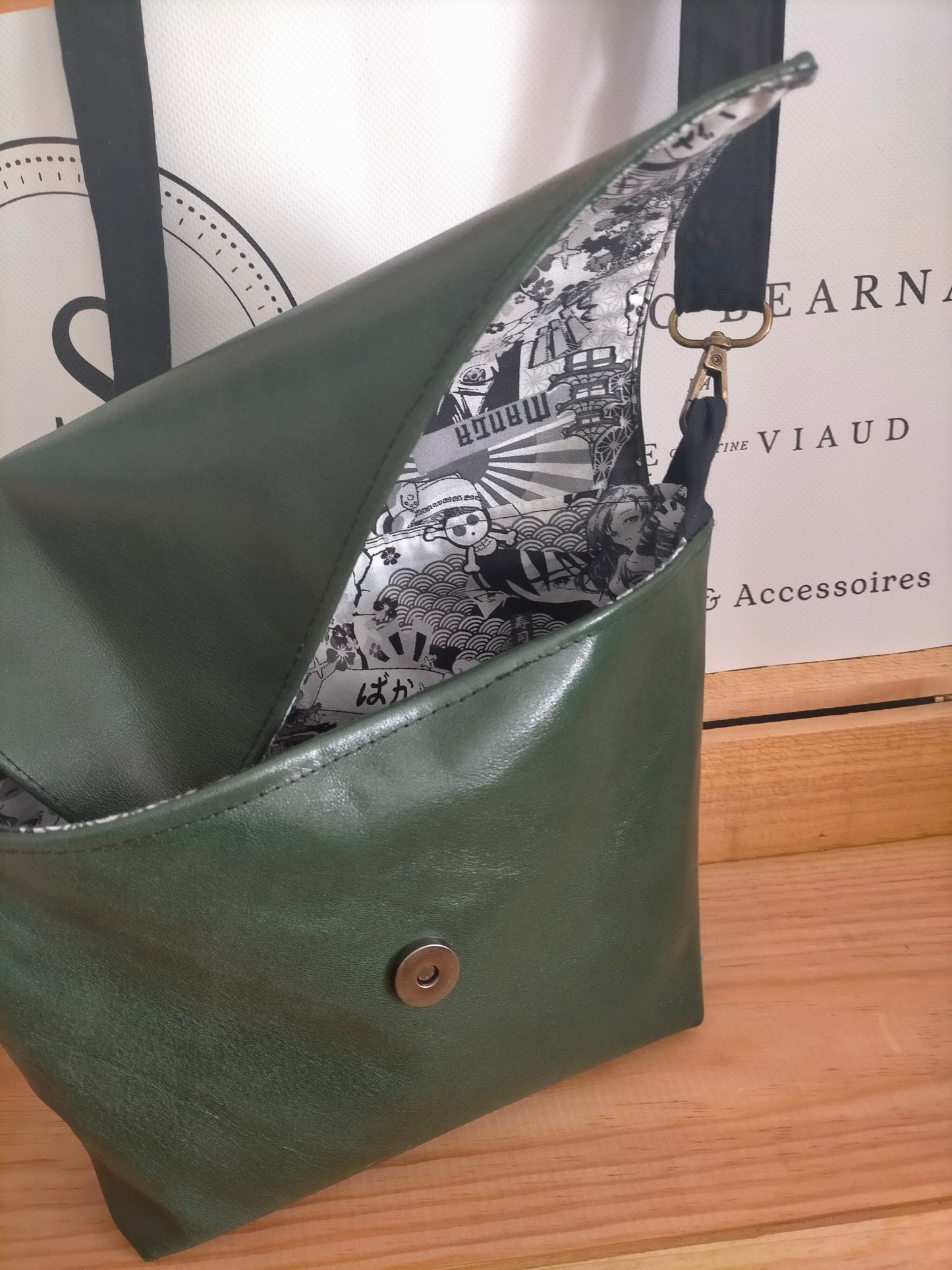 Commande personnalisée sac besace en CUIR vert assorti aux van's