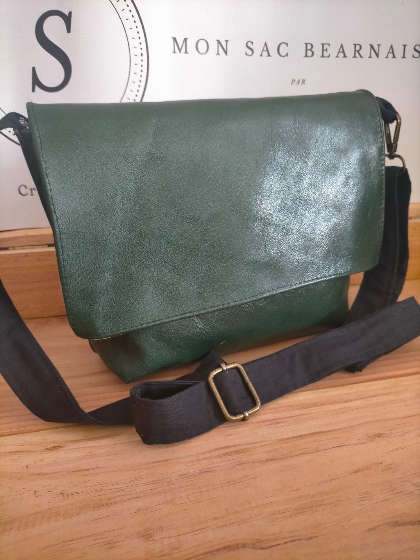 Commande personnalisée sac besace en CUIR vert assorti aux van's