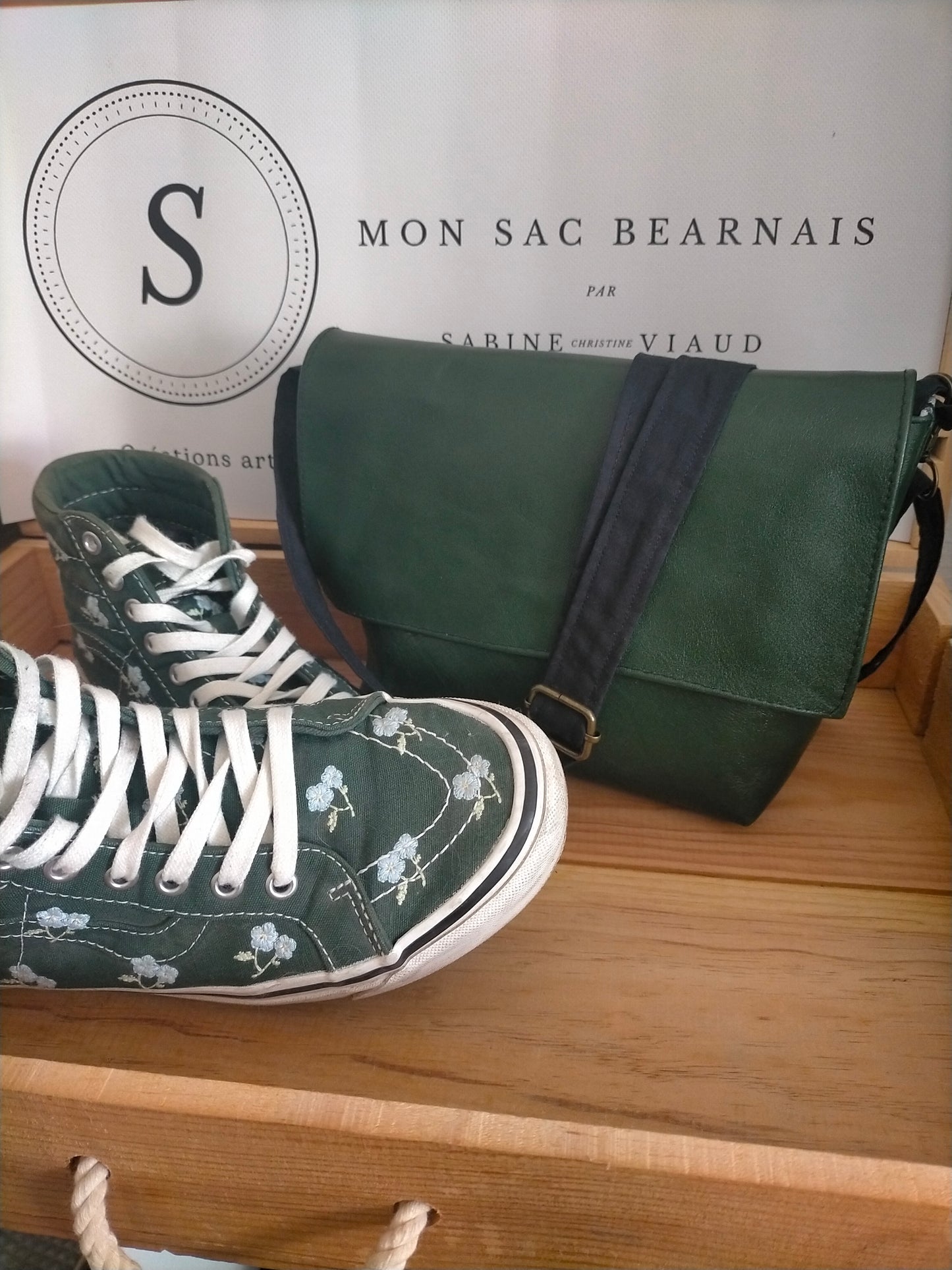 Commande personnalisée sac besace en CUIR vert assorti aux van's