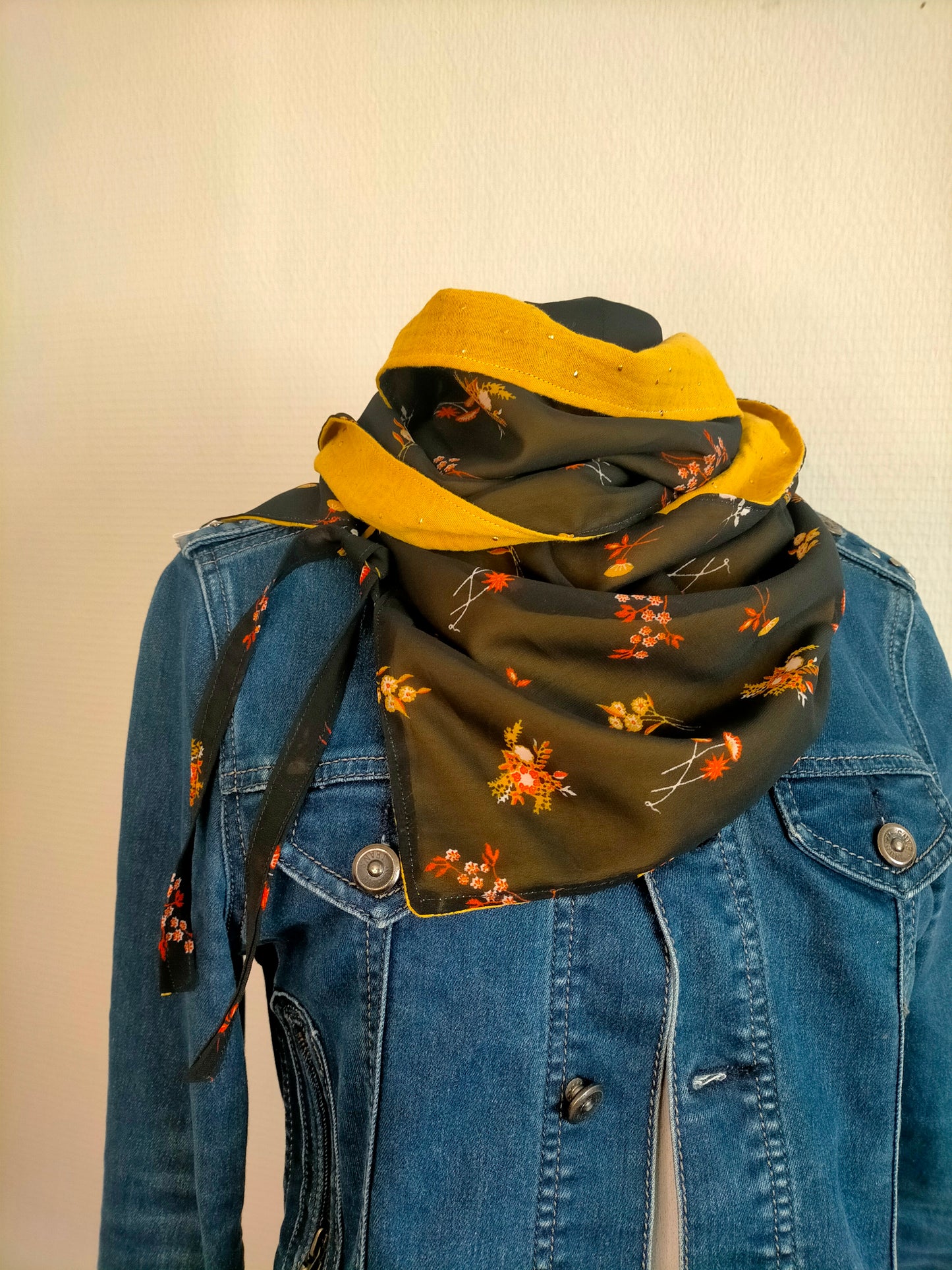 Lys Calia Foulard en voile et double gaze moutarde pointes dorées