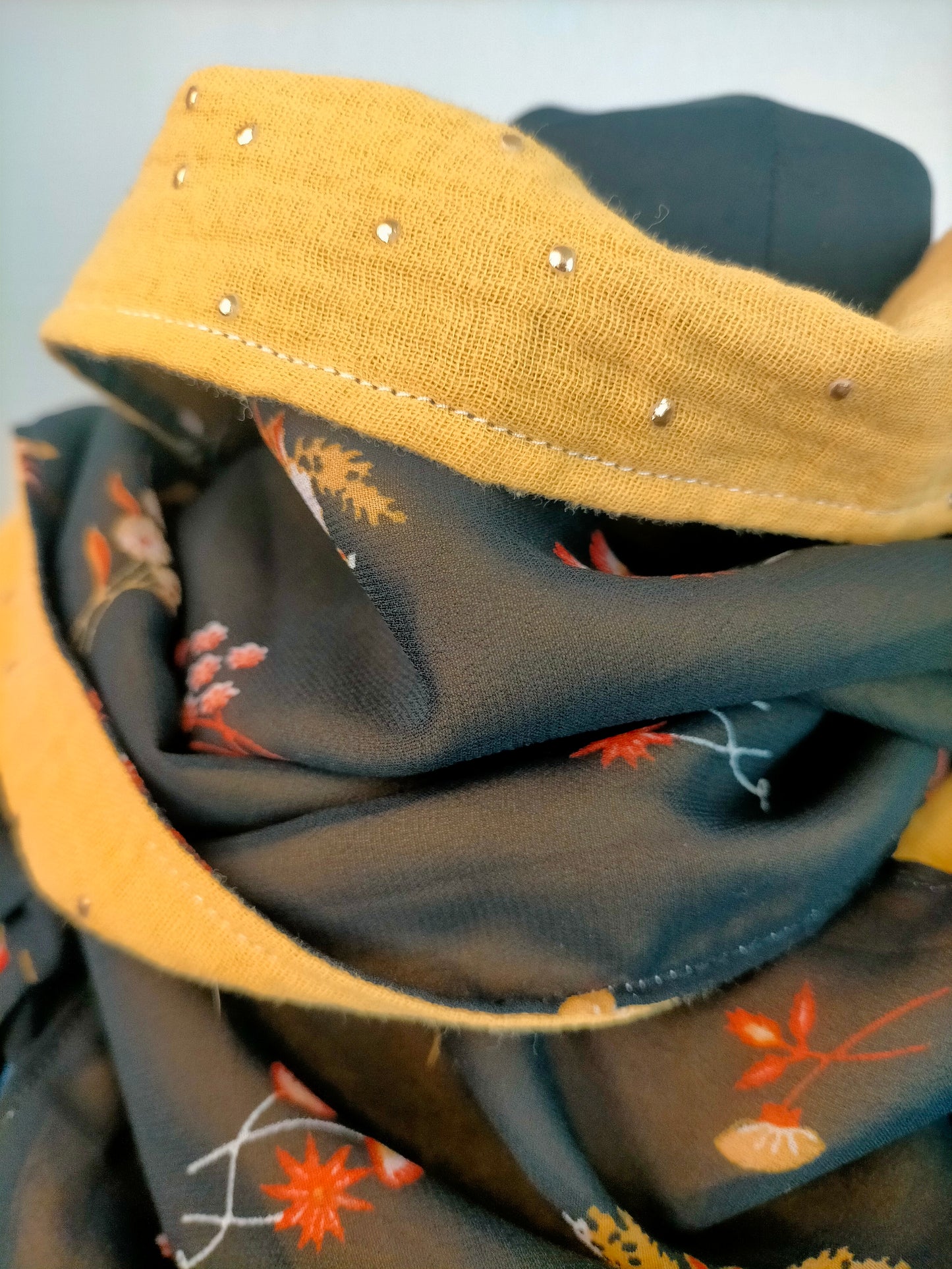 Lys Calia Foulard en voile et double gaze moutarde pointes dorées