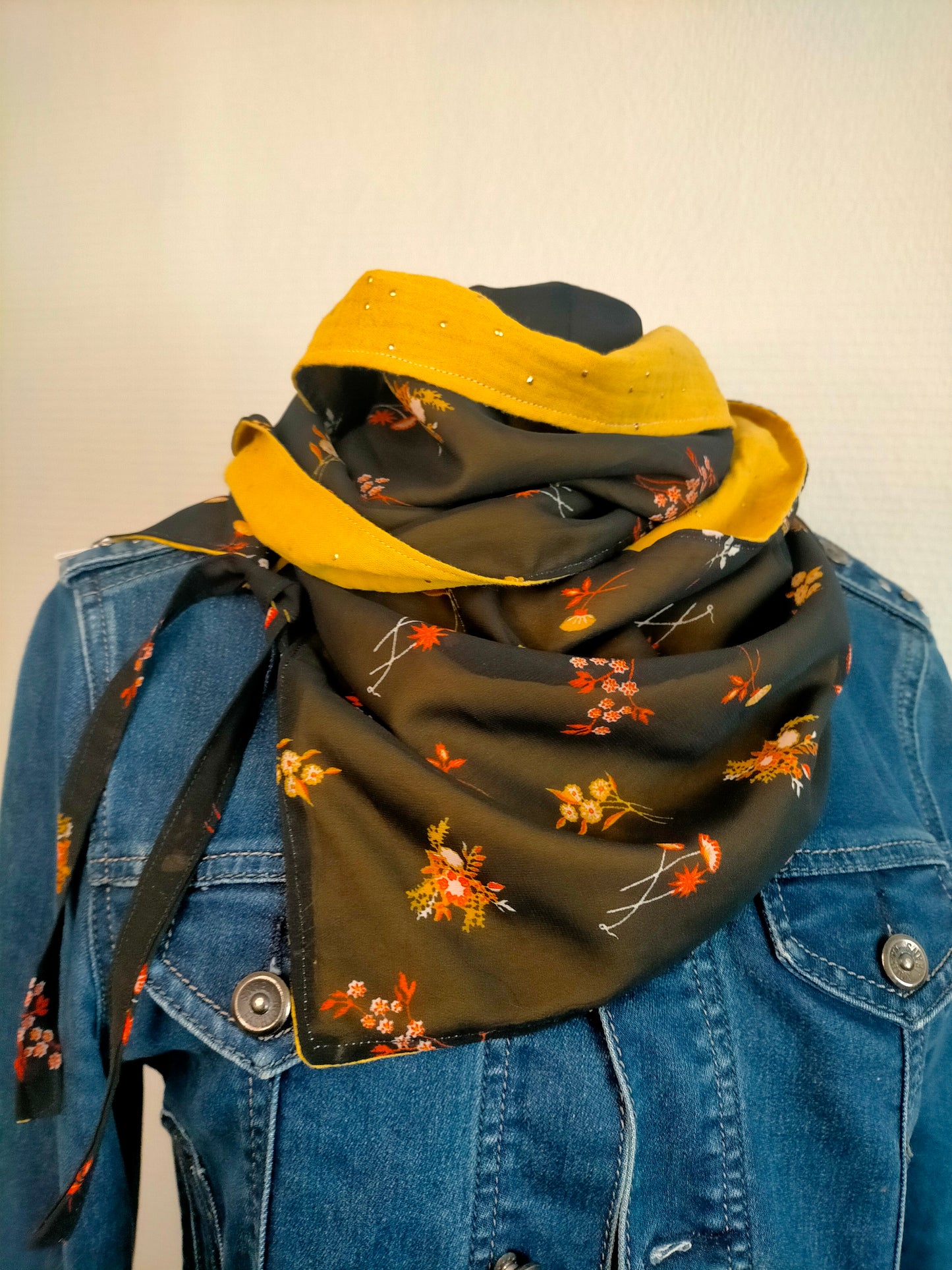Lys Calia Foulard en voile et double gaze moutarde pointes dorées