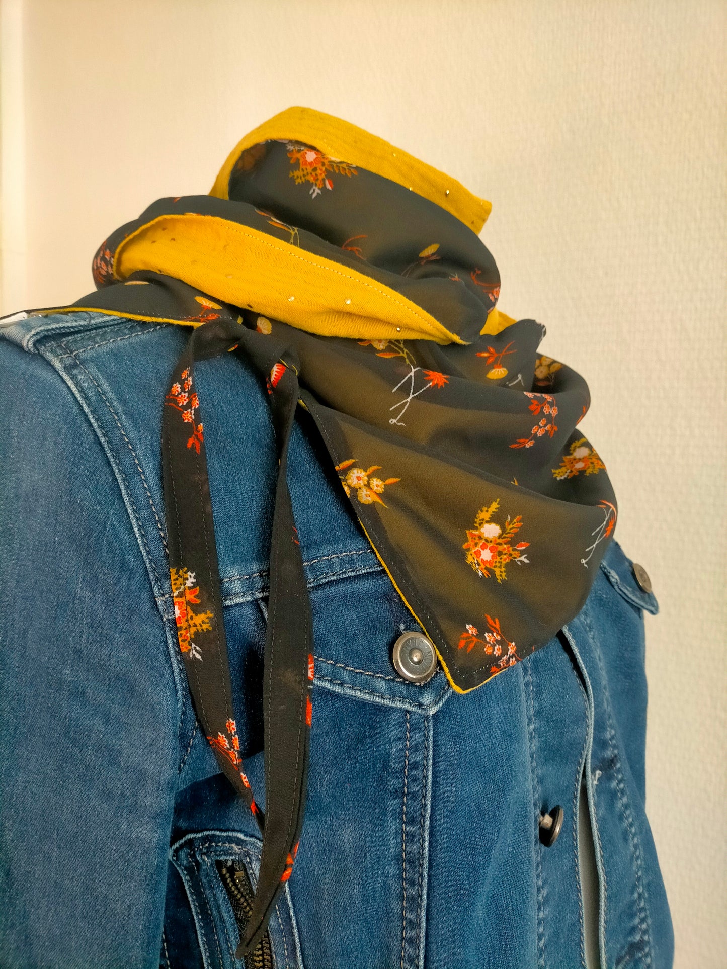 Lys Calia Foulard en voile et double gaze moutarde pointes dorées