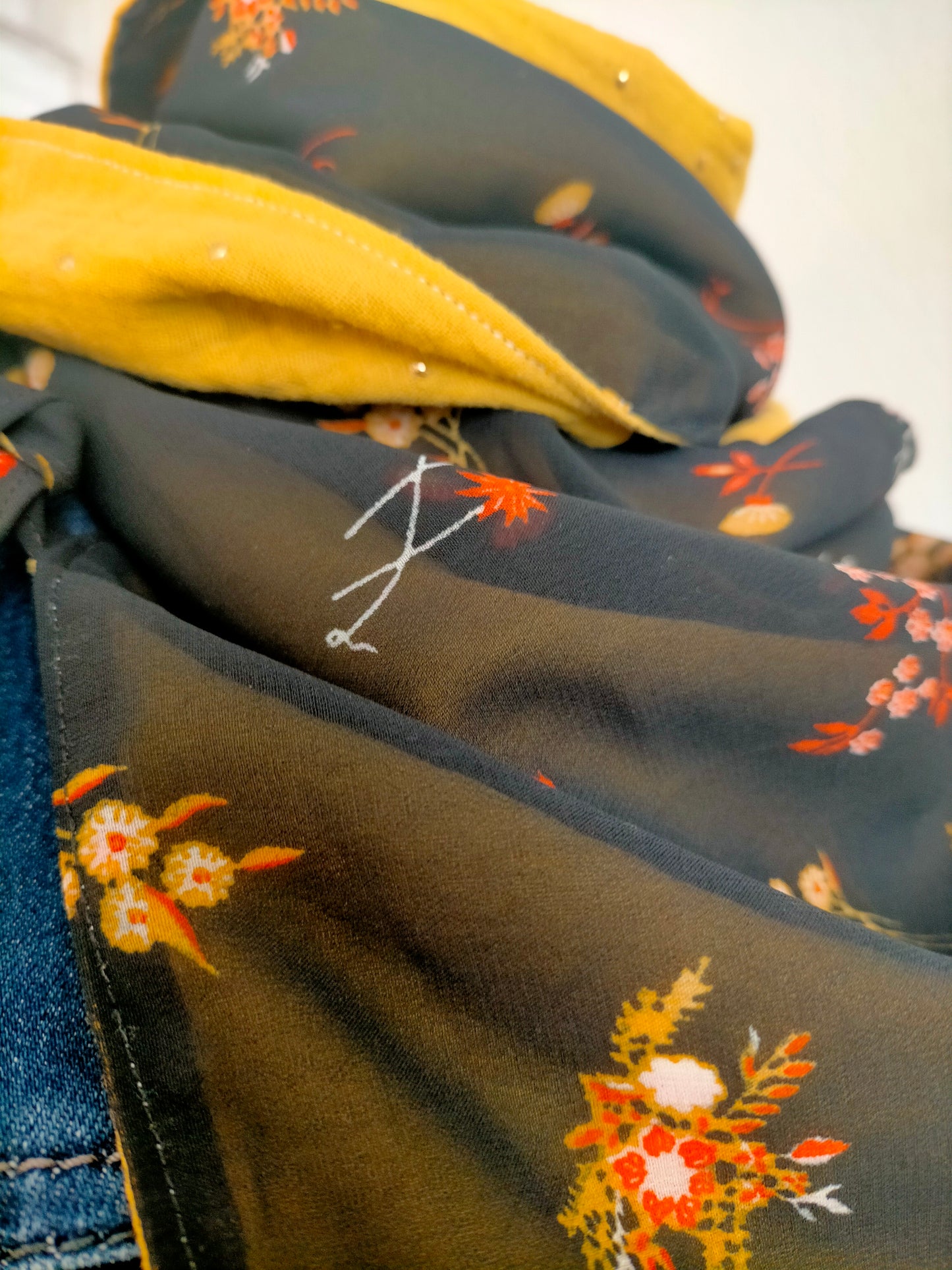 Lys Calia Foulard en voile et double gaze moutarde pointes dorées