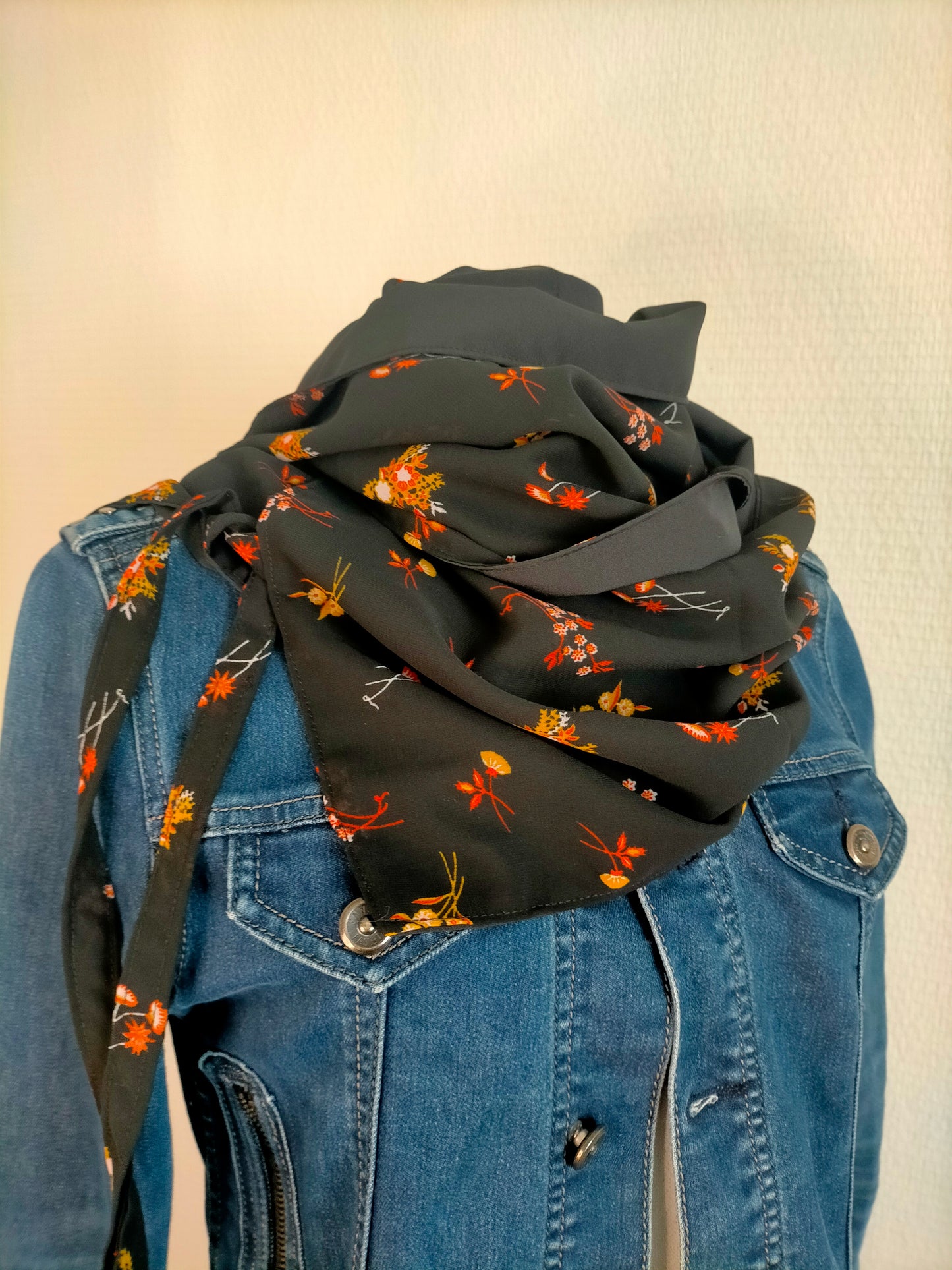 Hysope Foulard à lanières réversible voile imprimé et micro fibre uni noir