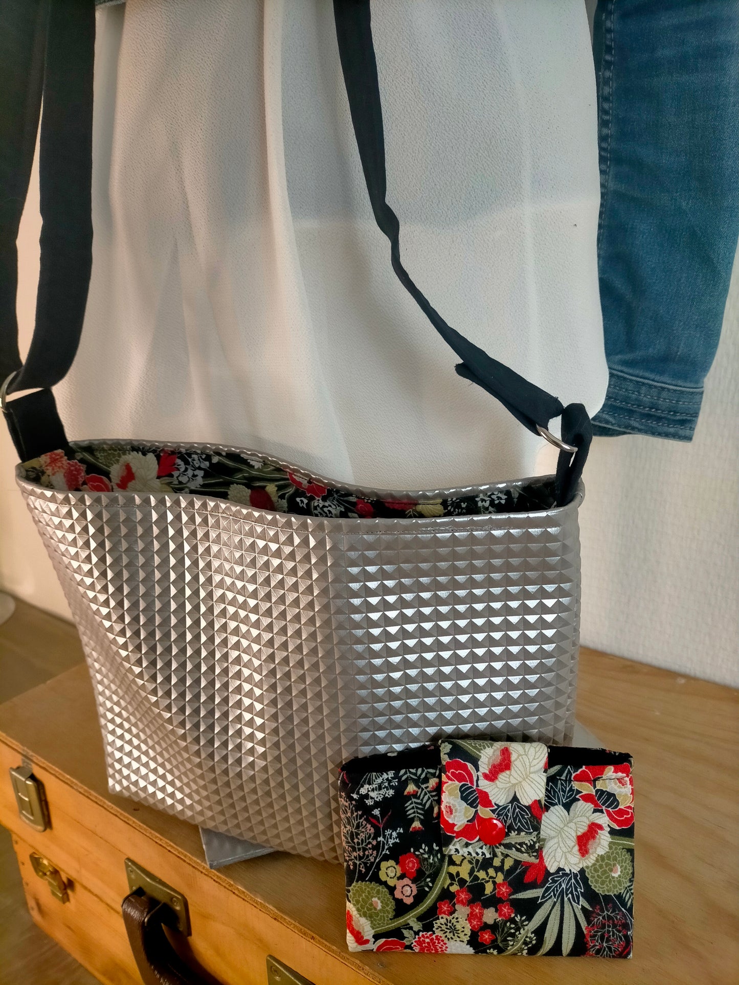 Poudre d'Argent Sac cabas à bandoulière simili cuir argenté gaufré