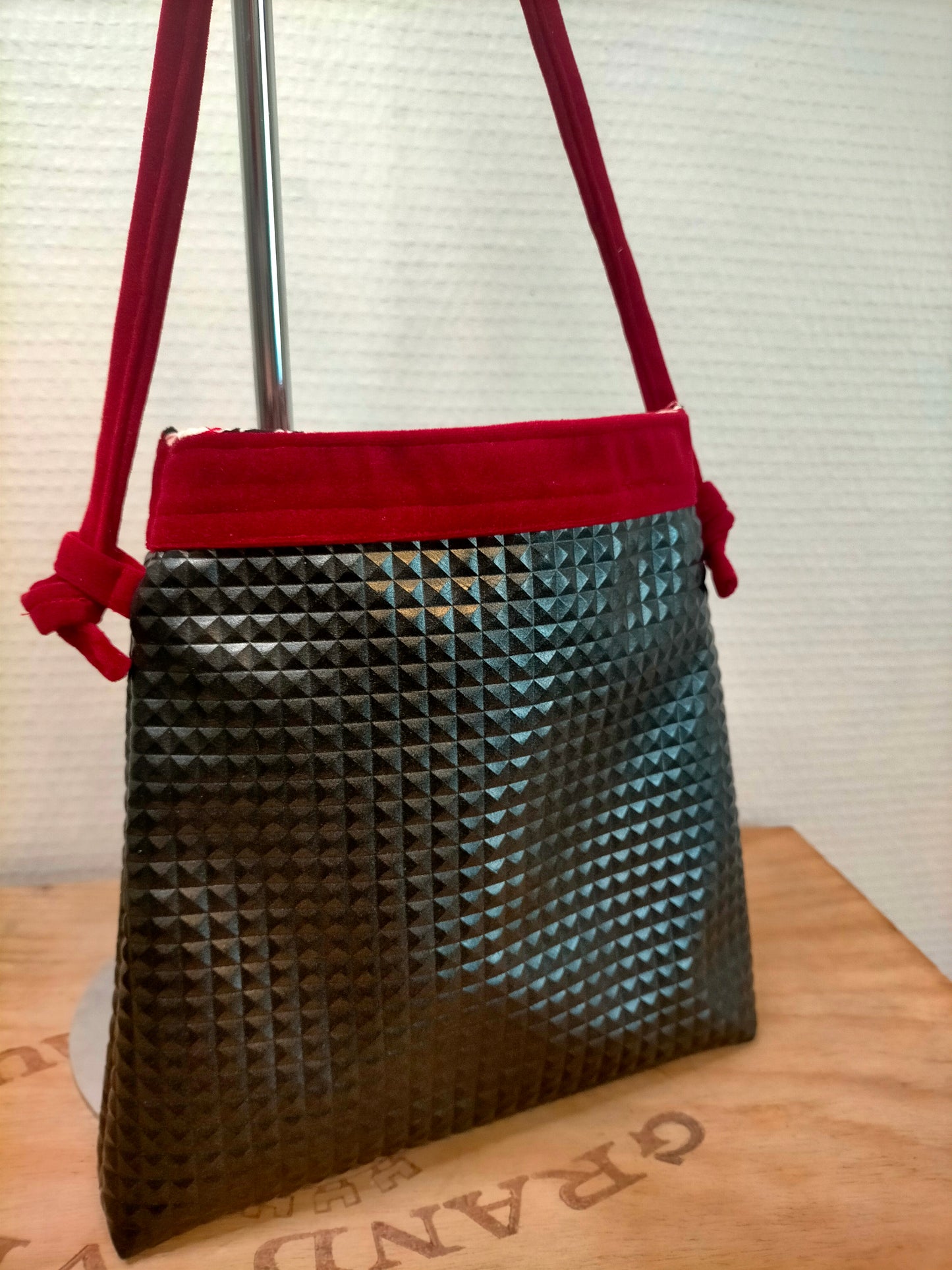 Isadora Sac trapèze Simili cuir noir gaufré