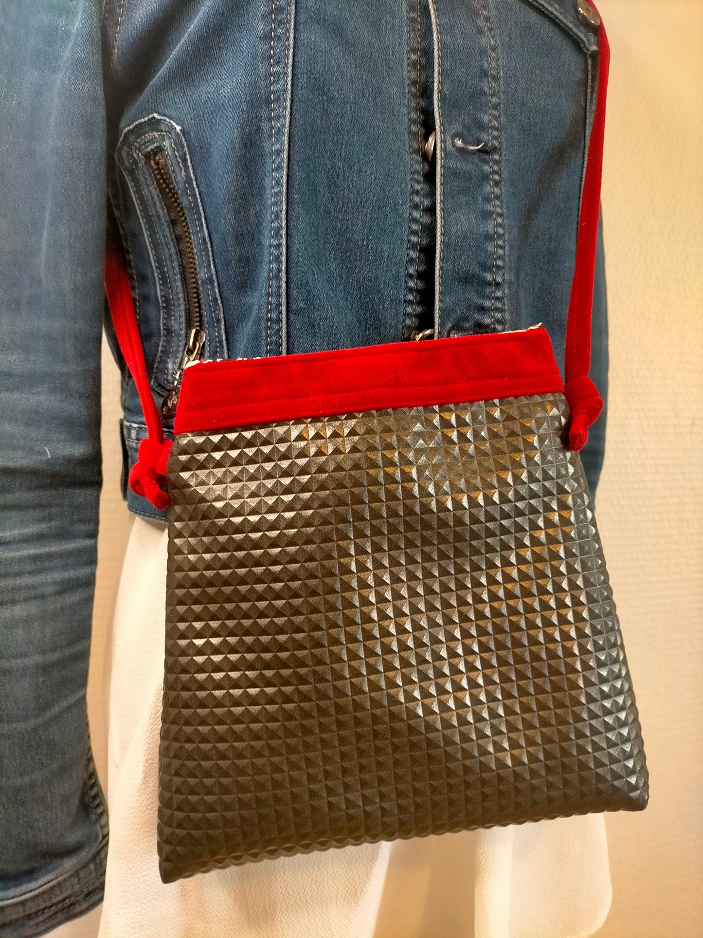 Isadora Sac trapèze Simili cuir noir gaufré