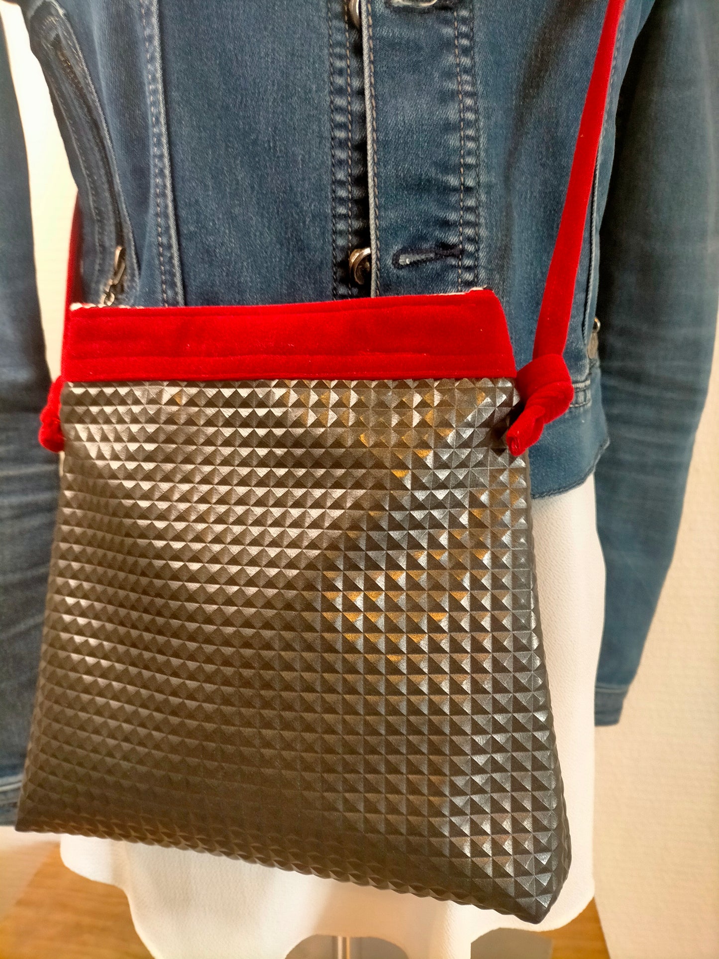 Isadora Sac trapèze Simili cuir noir gaufré