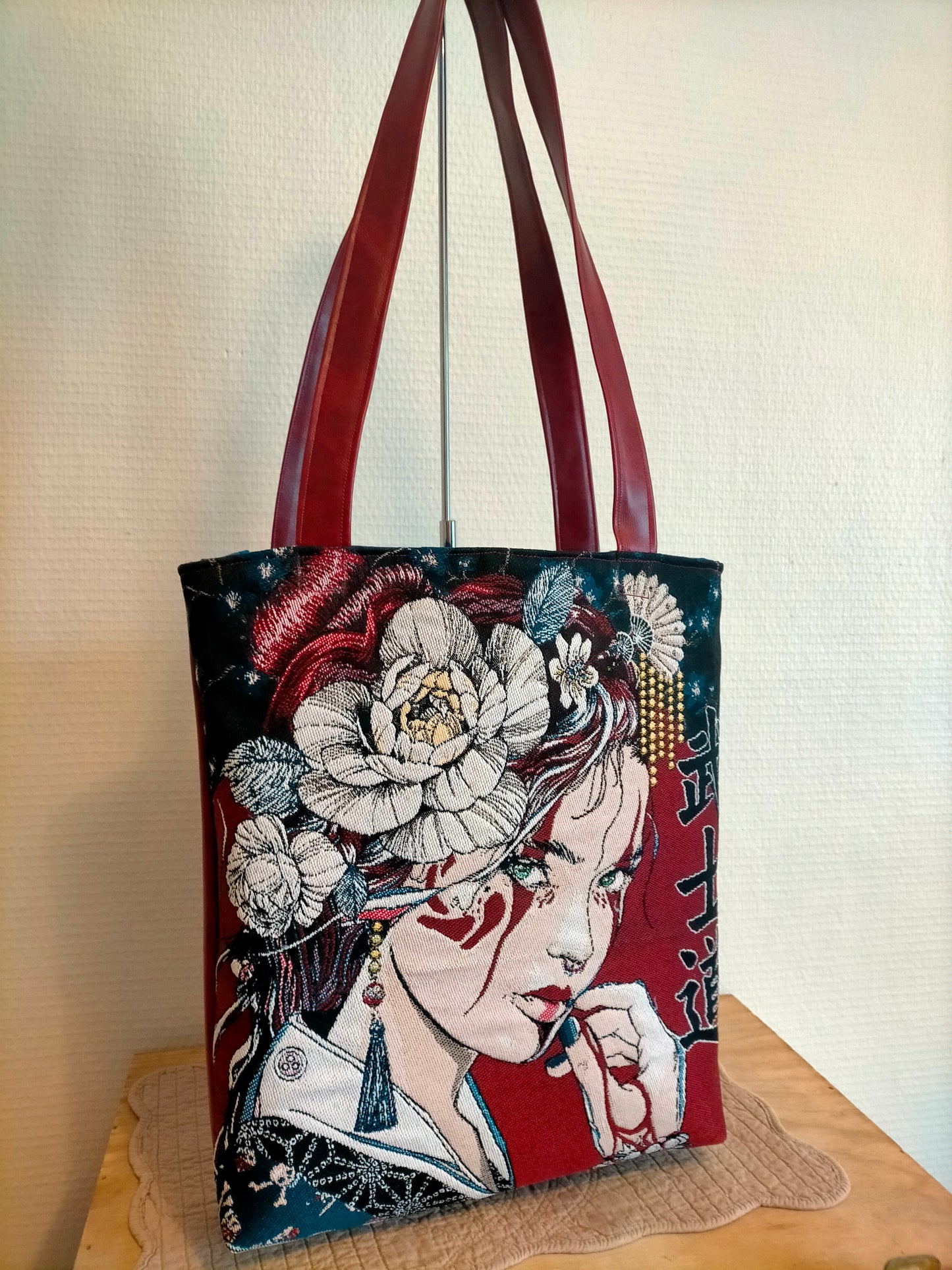 Fuji Geisha Sac carré de jacquard et simili cuir rouge lisse