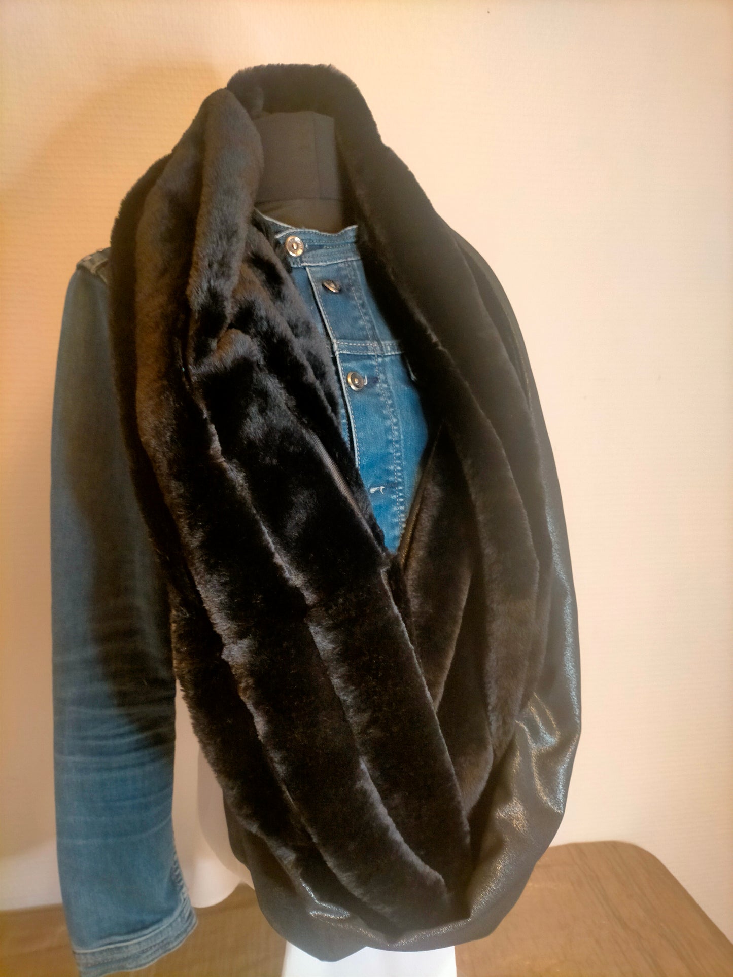 Fourrure brillante Très Large double snood fourrure et viscose noire brillante