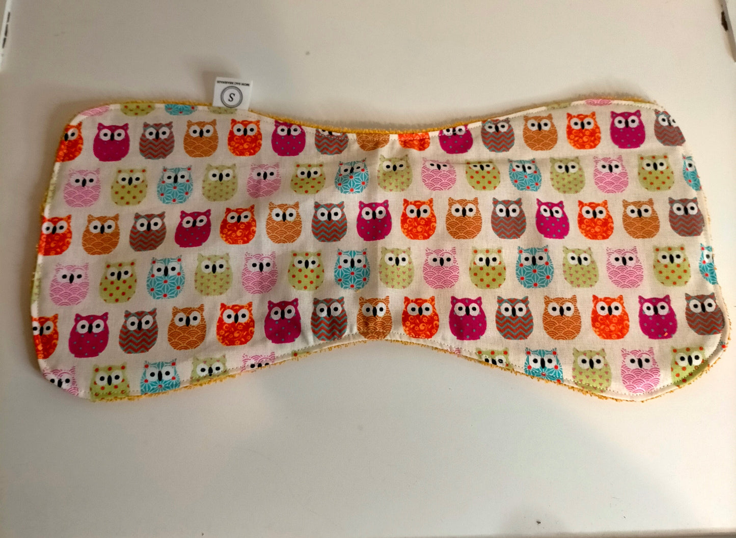 Bavoir d'épaule Coucou Hibou moutarde