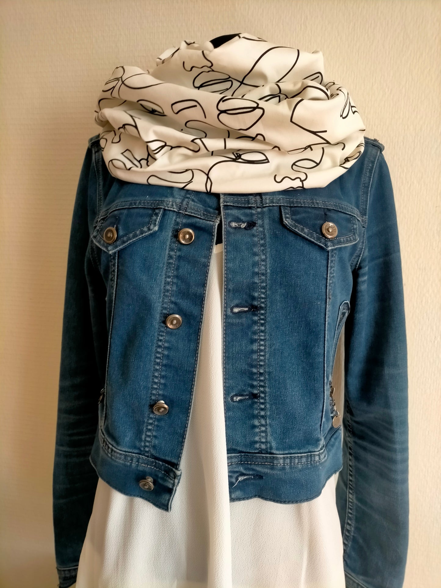 Visage abstrait blanc en satin de coton forme double snood