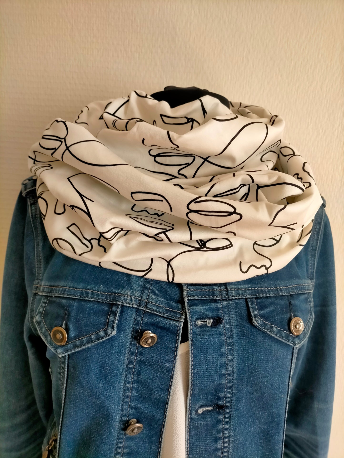 Visage abstrait blanc en satin de coton forme double snood