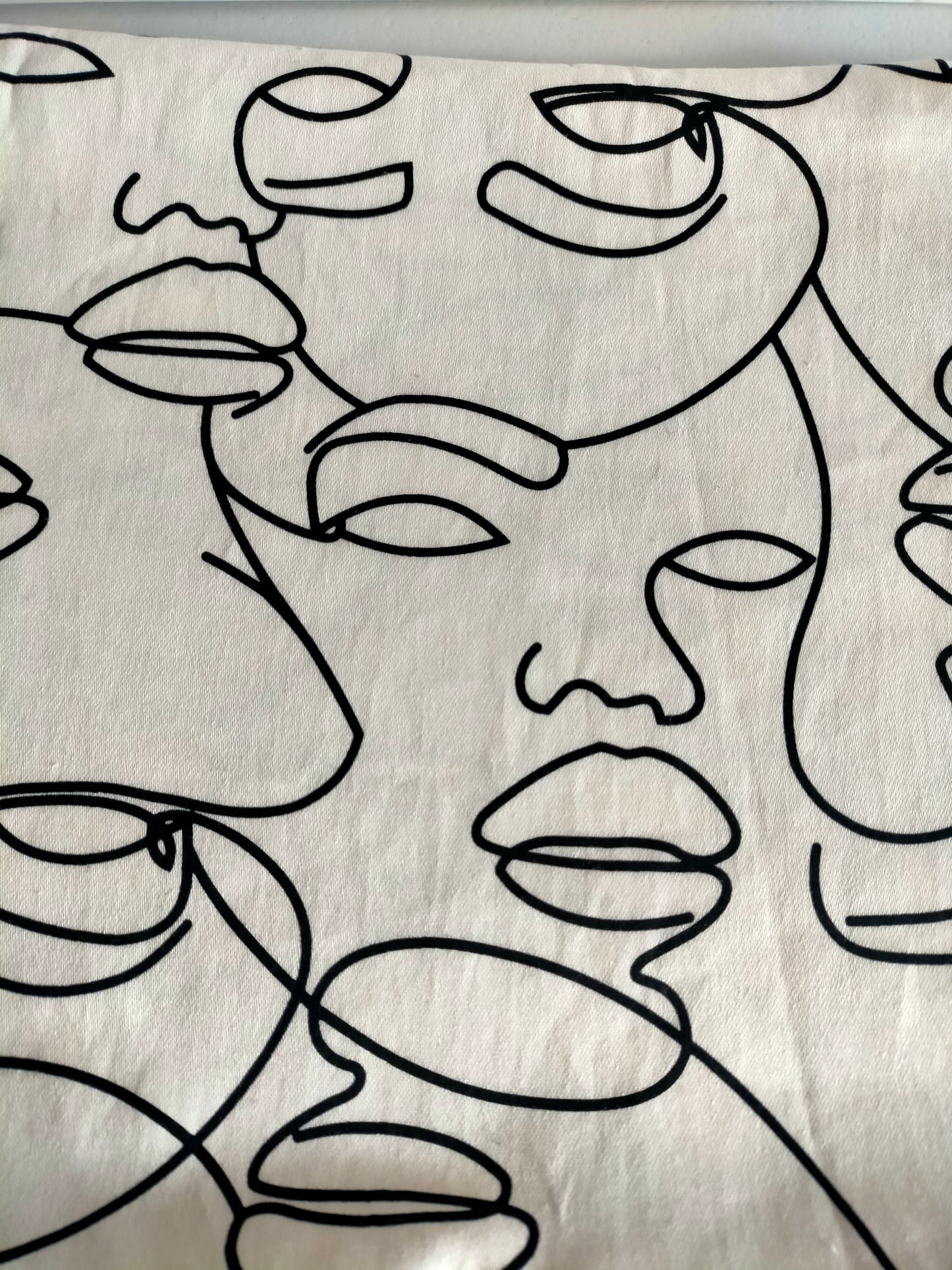 Visage abstrait blanc en satin de coton forme double snood