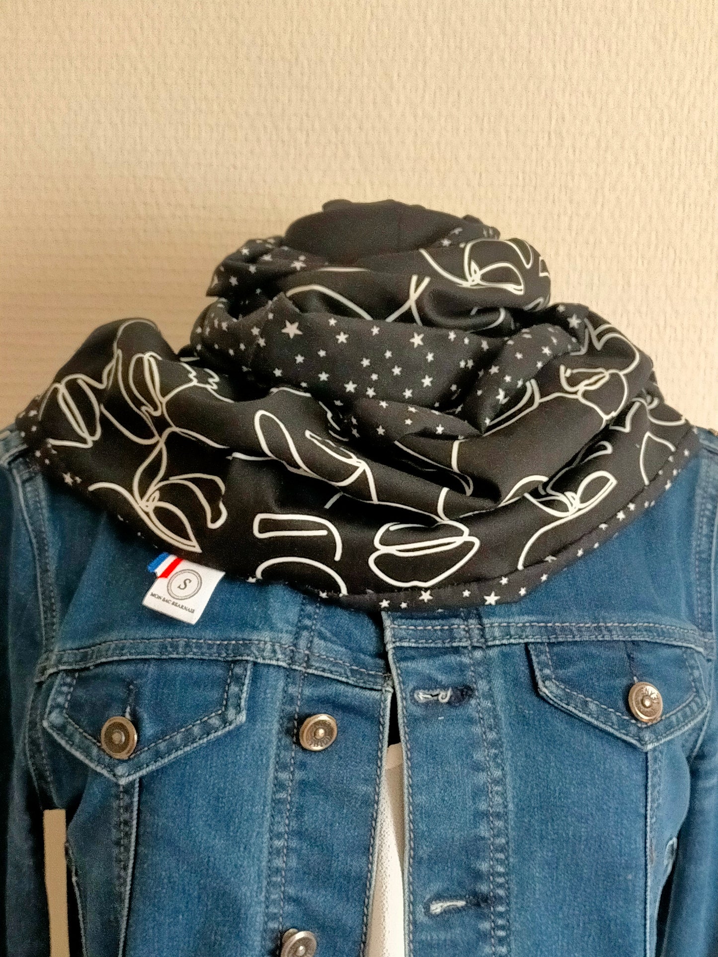 Visage dans les étoiles Double snood réversible en satin de coton imprimé visage abstrait et coton imprimé étoiles