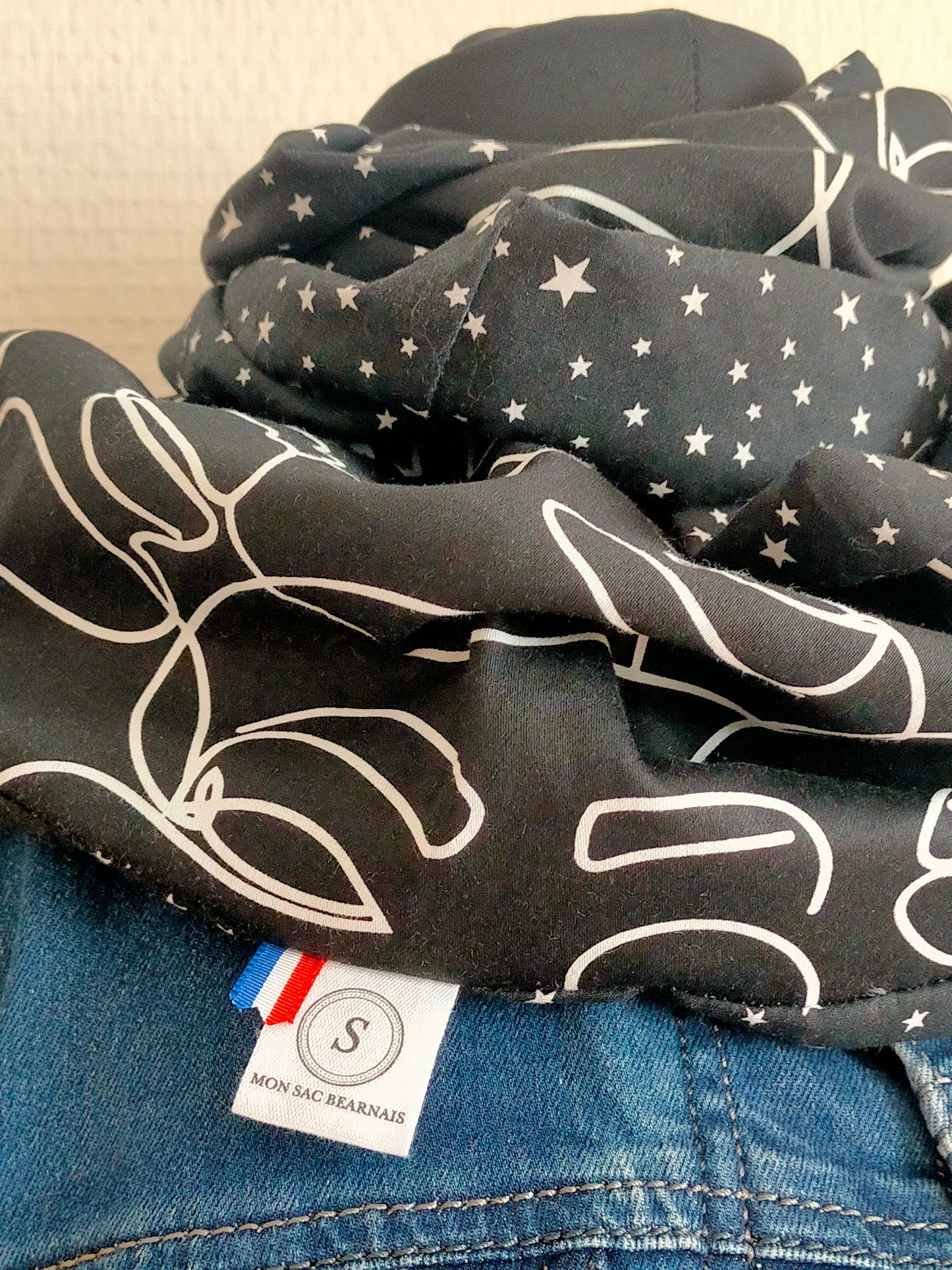 Visage dans les étoiles Double snood réversible en satin de coton imprimé visage abstrait et coton imprimé étoiles