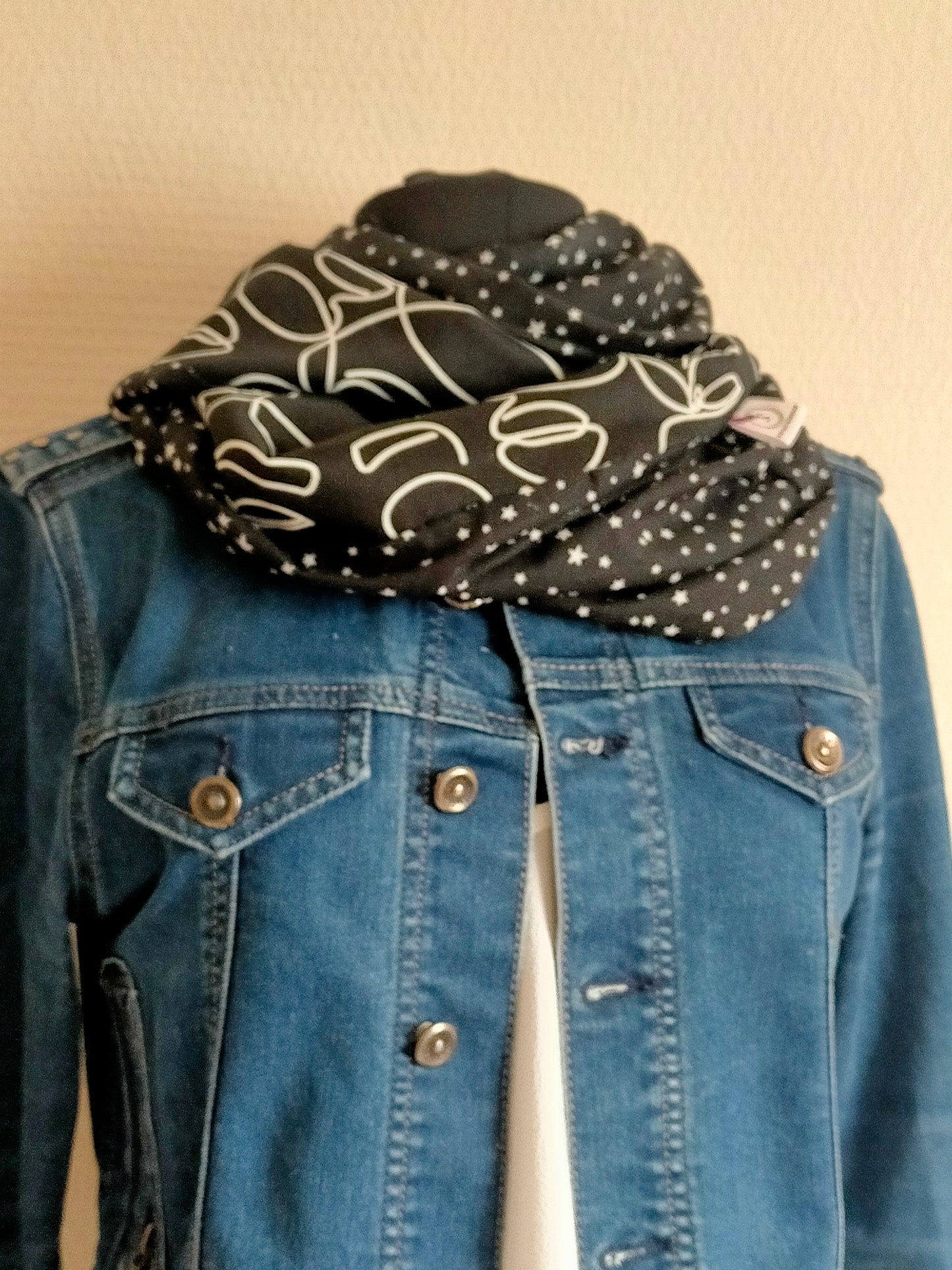 Visage dans les étoiles Double snood réversible en satin de coton imprimé visage abstrait et coton imprimé étoiles
