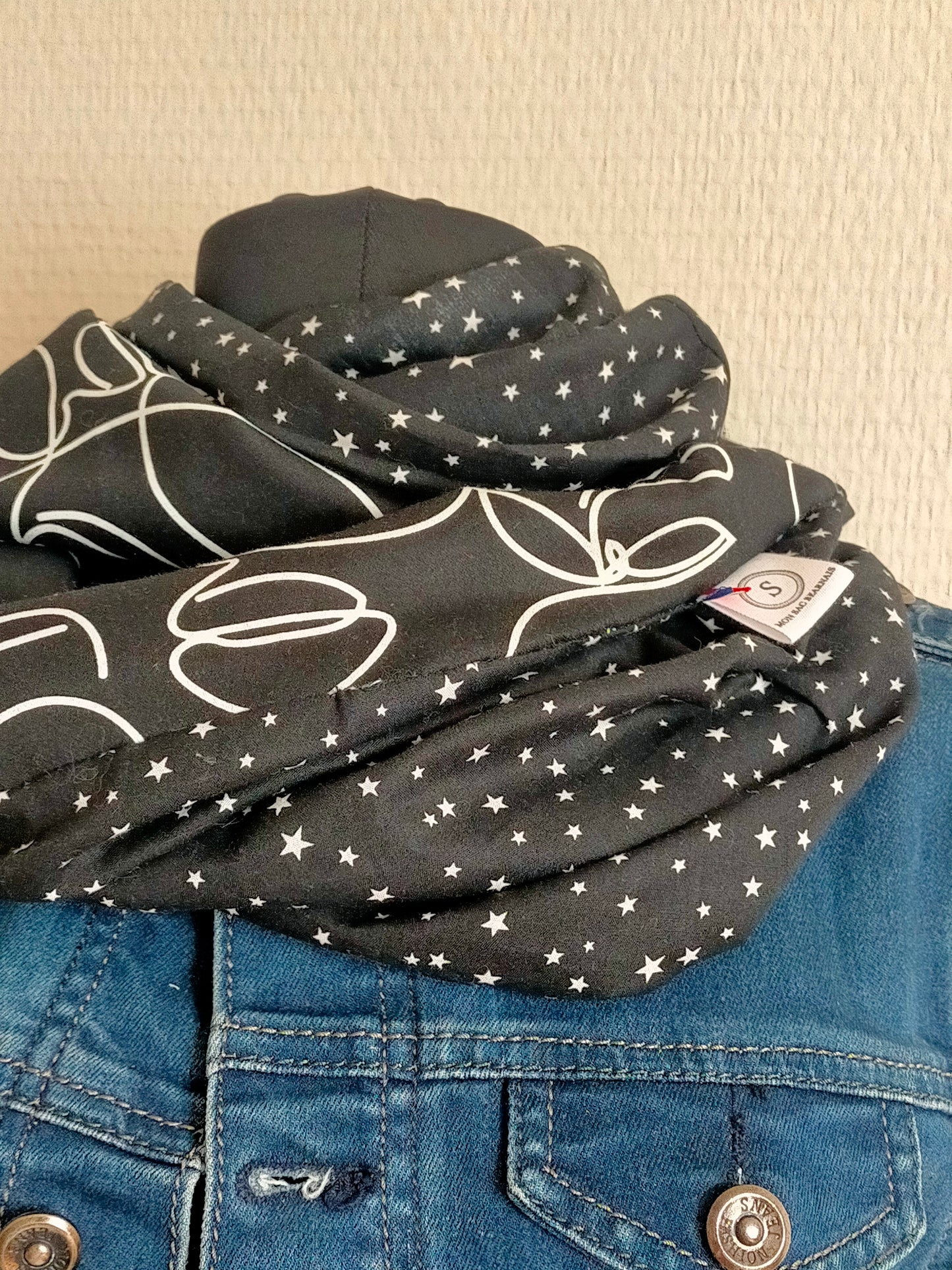 Visage dans les étoiles Double snood réversible en satin de coton imprimé visage abstrait et coton imprimé étoiles