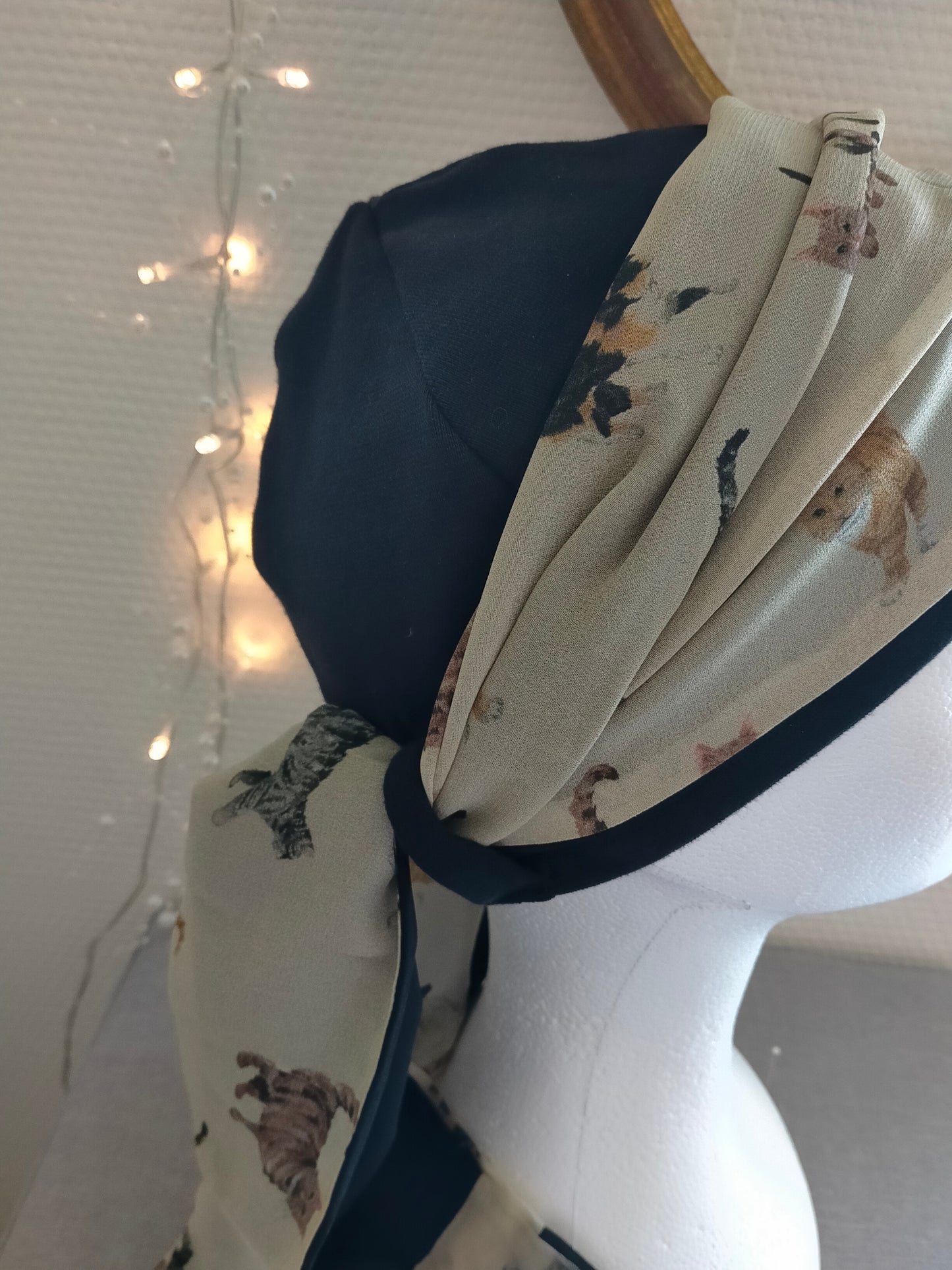 Sublimant 14 Ensemble bonnet de chimiothérapie/ Alopécie et son foulard REVERSIBLE en voile imprimé chats et uni noir MODELE UNIQUE