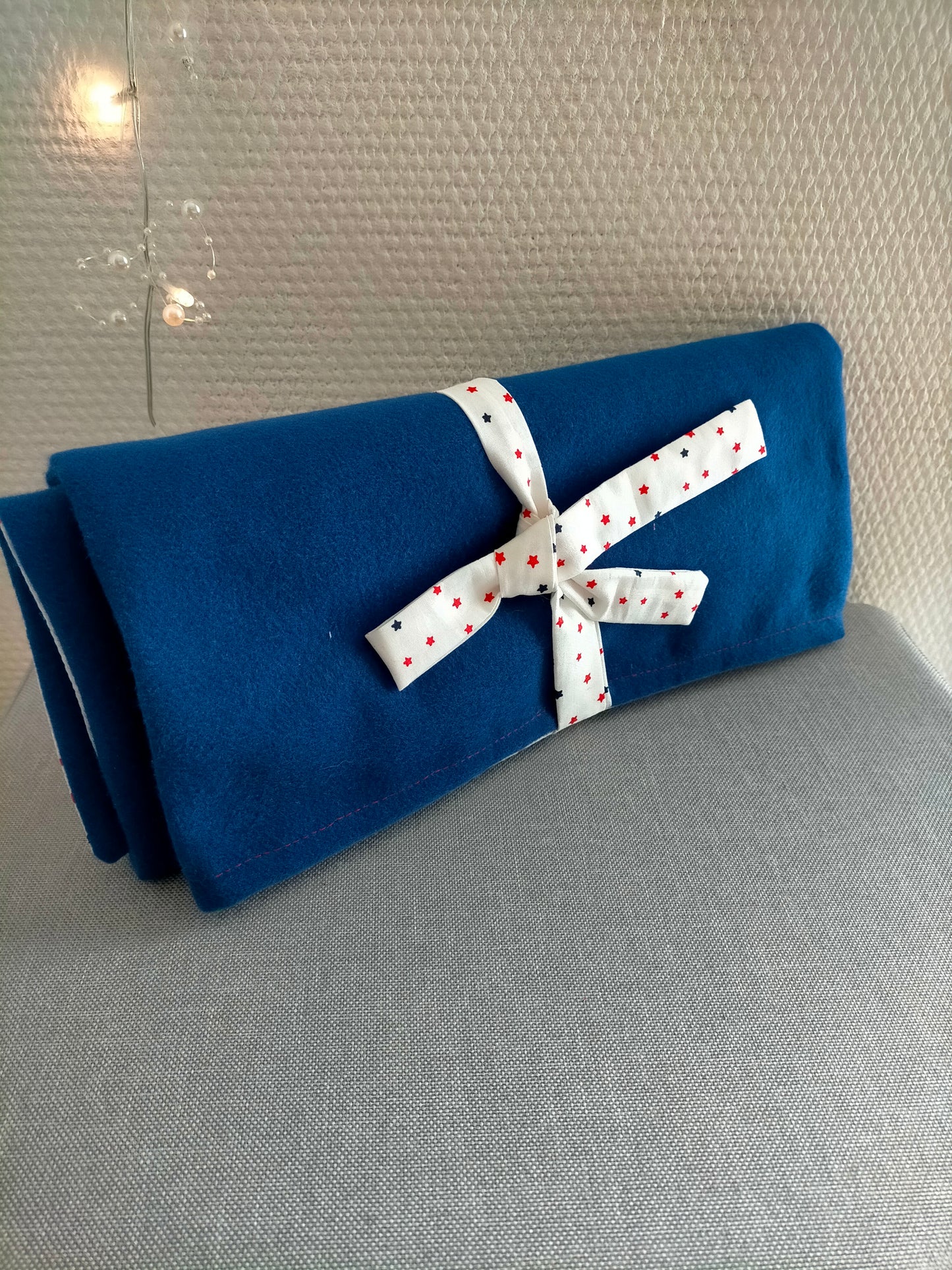 Etoiles Grande couverture polaire fine bleu marine / coton et son pochon 90 x 53