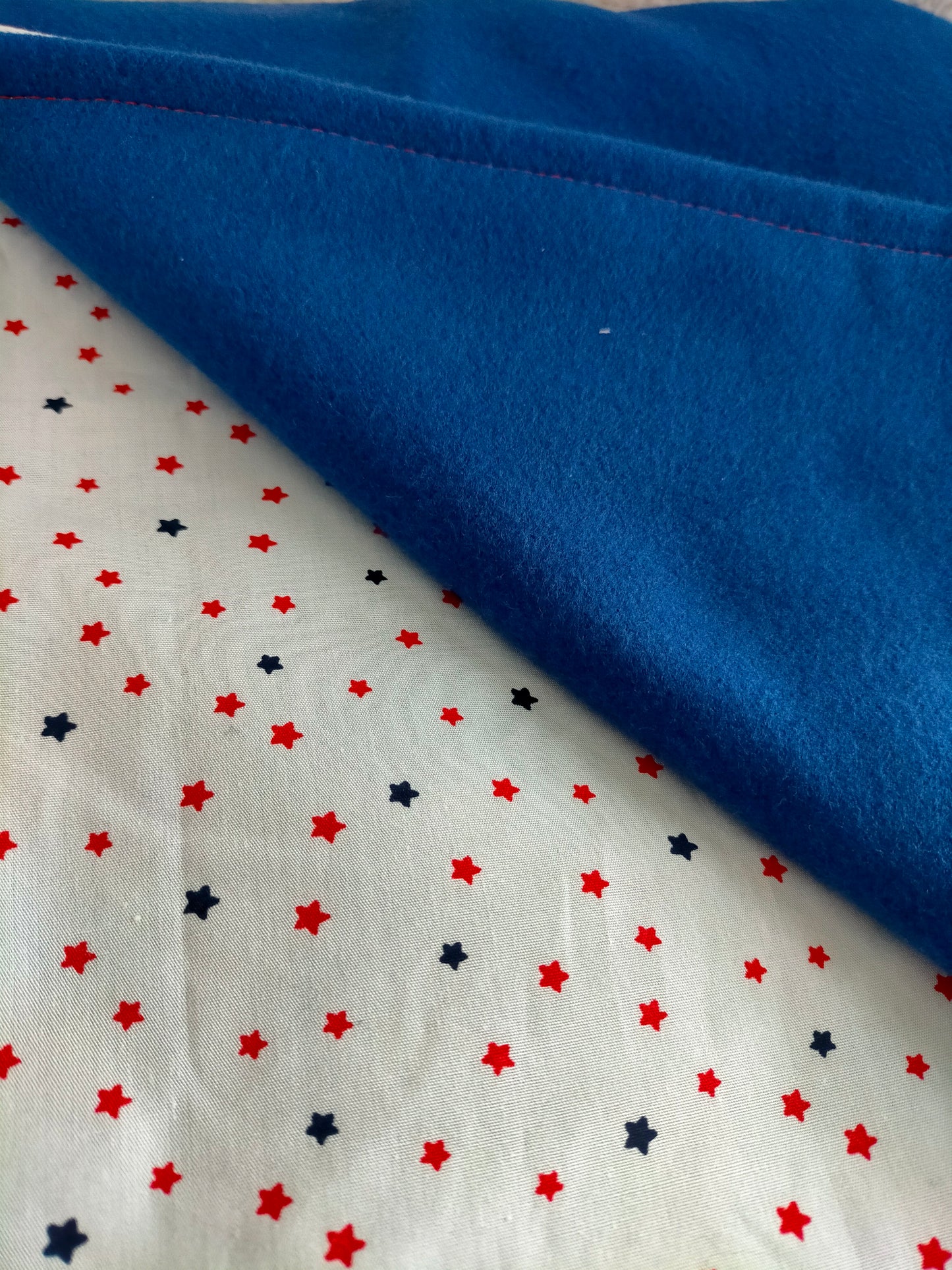 Etoiles Grande couverture polaire fine bleu marine / coton et son pochon 90 x 53