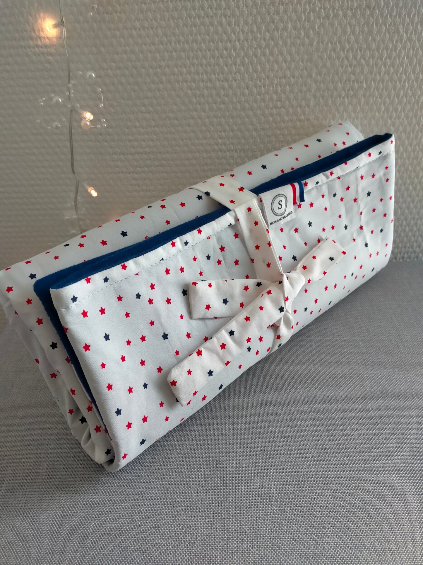 Etoiles Grande couverture polaire fine bleu marine / coton et son pochon 90 x 53