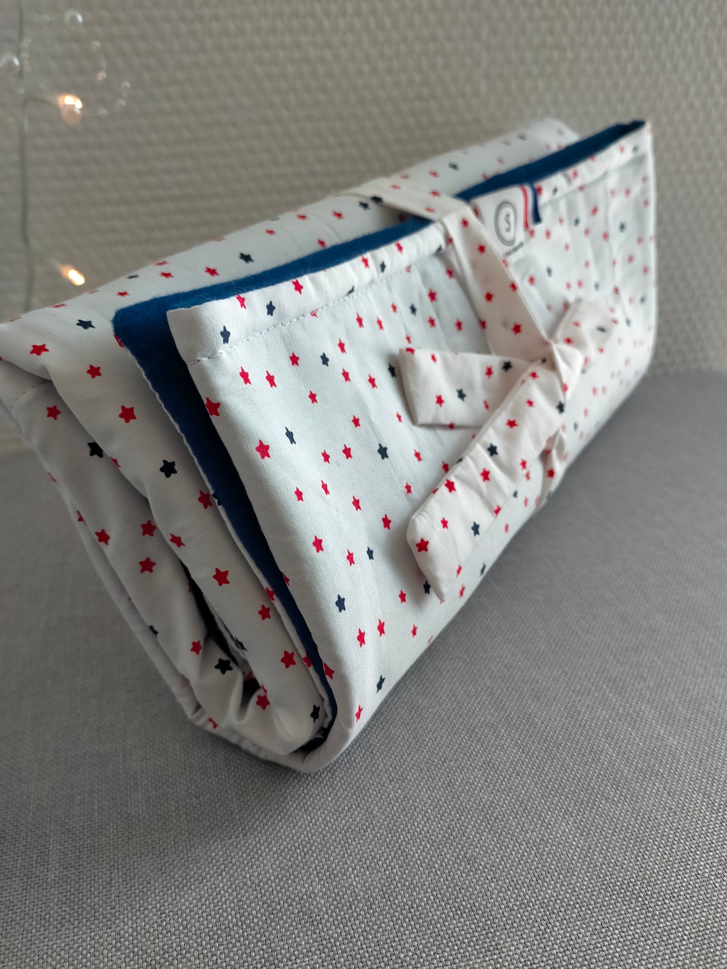 Etoiles Grande couverture polaire fine bleu marine / coton et son pochon 90 x 53