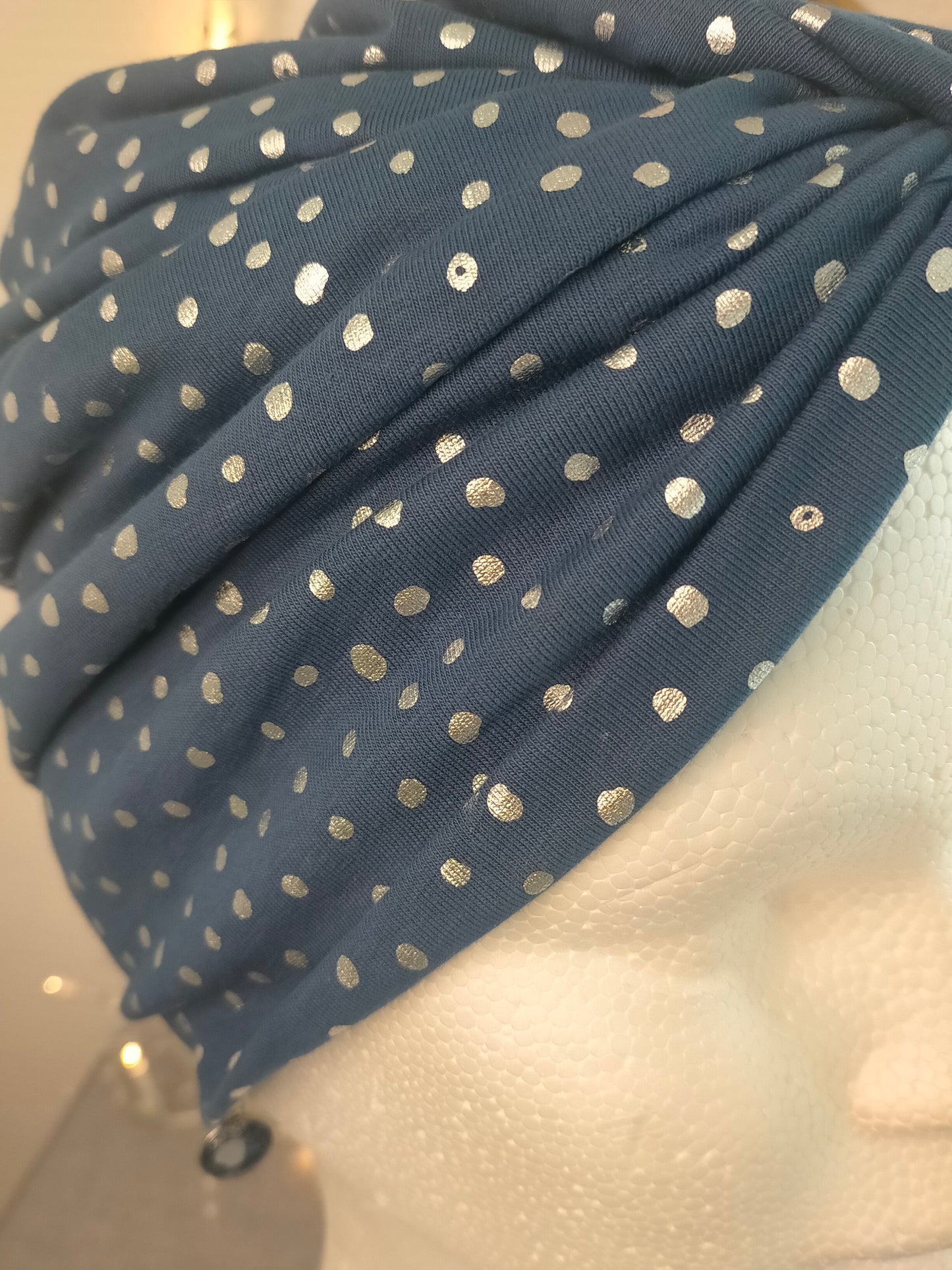 Sublimant Bonnet Turban de chimiothérapie / Alopécie n°1 en jersey doublé bleu ronds paillettes