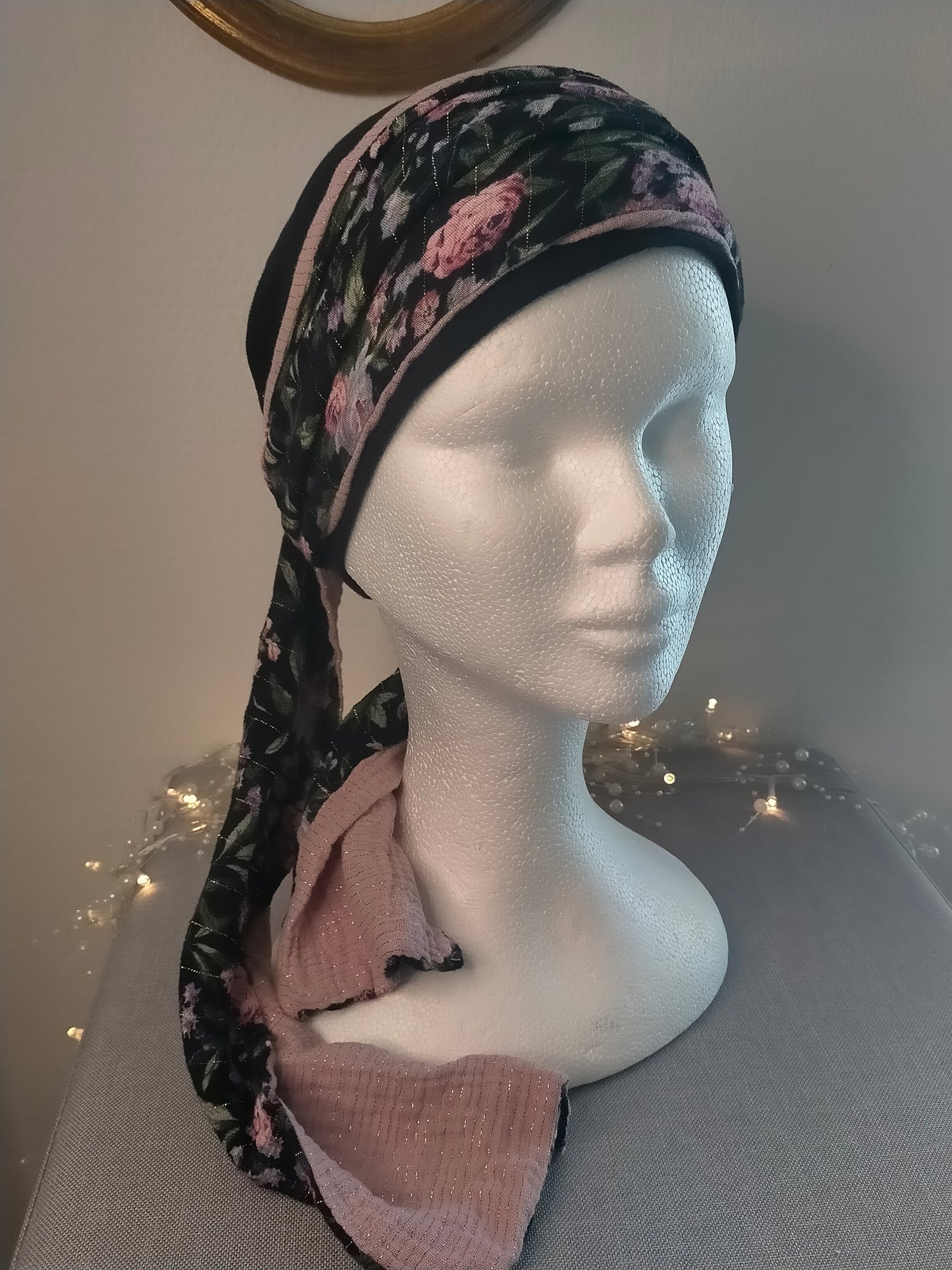 Sublimant 52 Ensemble bonnet de chimiothérapie/ Alopécie et son foulard REVERSIBLE crêpe fleuri et double gaze rose uni liseret doré