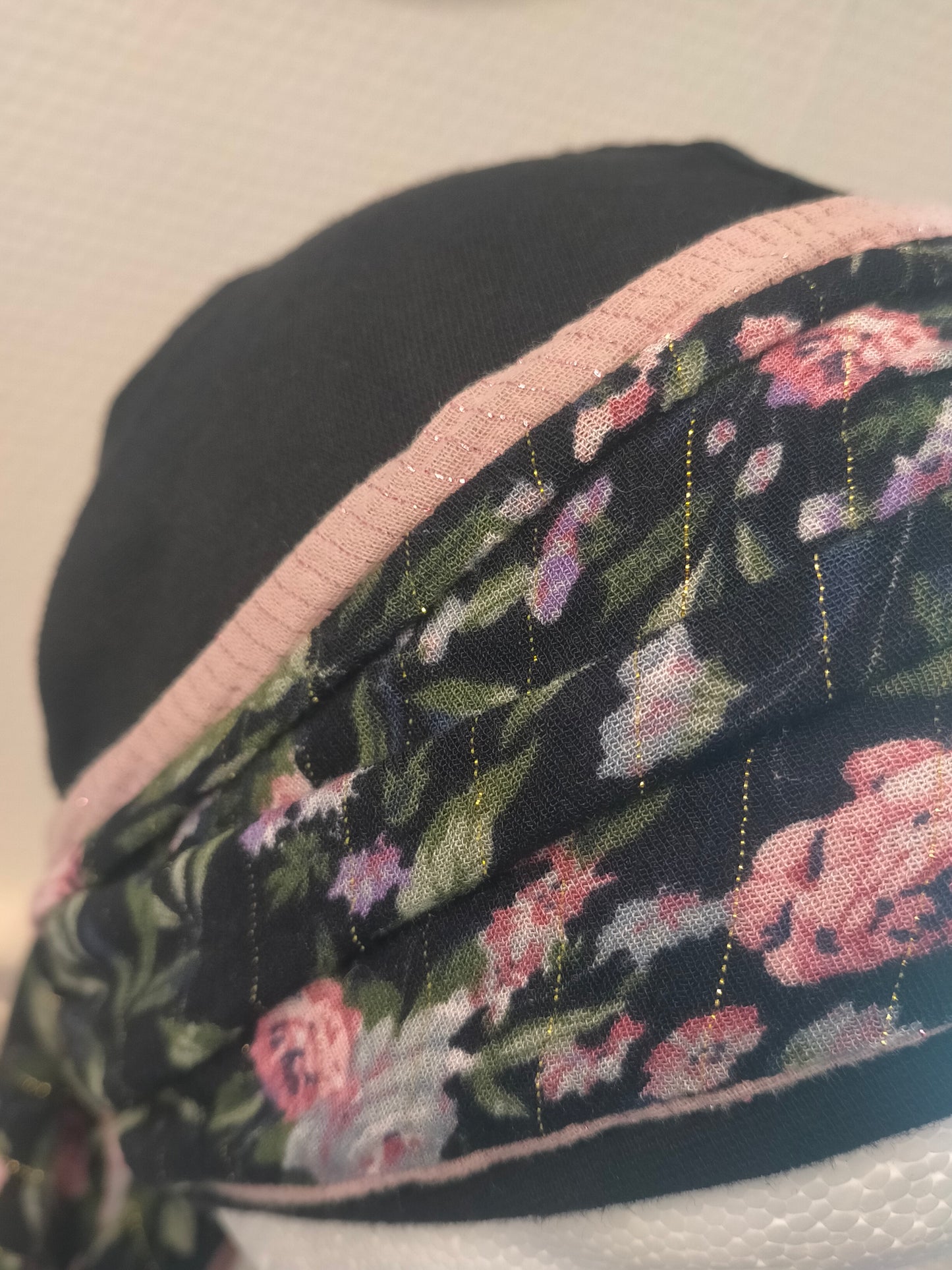 Sublimant 52 Ensemble bonnet de chimiothérapie/ Alopécie et son foulard REVERSIBLE crêpe fleuri et double gaze rose uni liseret doré