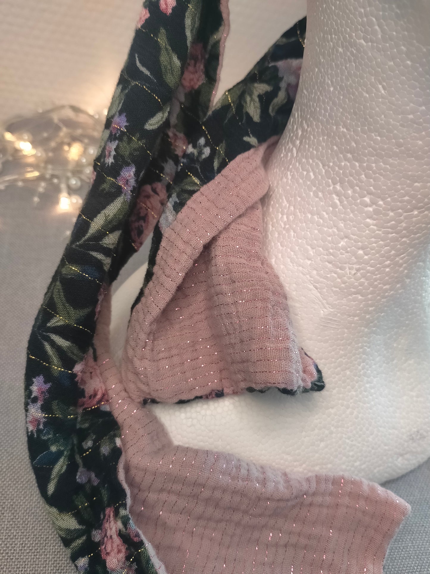 Sublimant 52 Ensemble bonnet de chimiothérapie/ Alopécie et son foulard REVERSIBLE crêpe fleuri et double gaze rose uni liseret doré