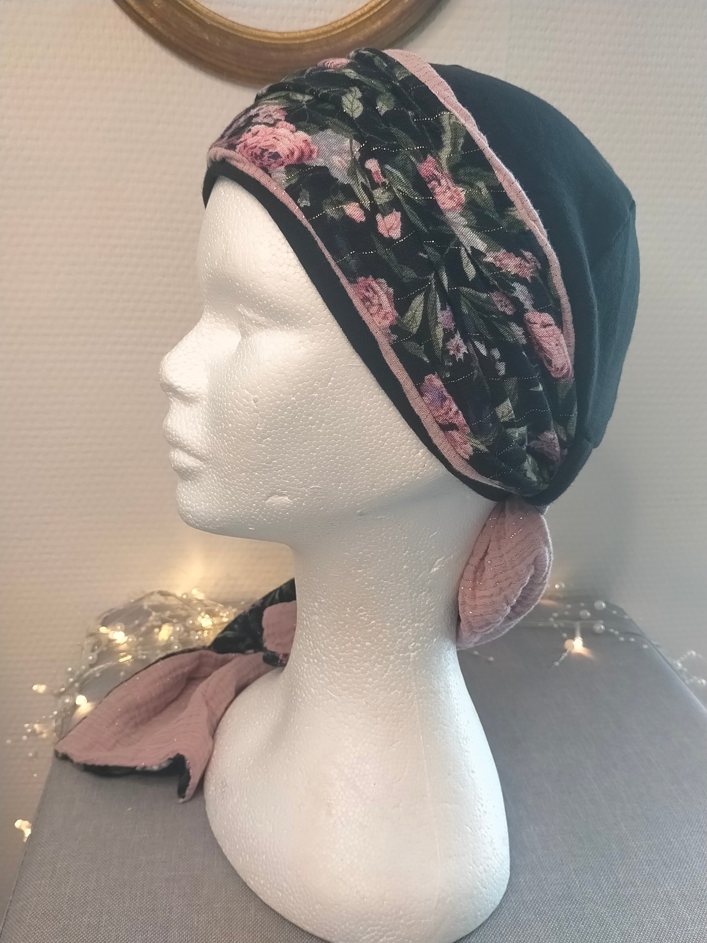 Sublimant 52 Ensemble bonnet de chimiothérapie/ Alopécie et son foulard REVERSIBLE crêpe fleuri et double gaze rose uni liseret doré