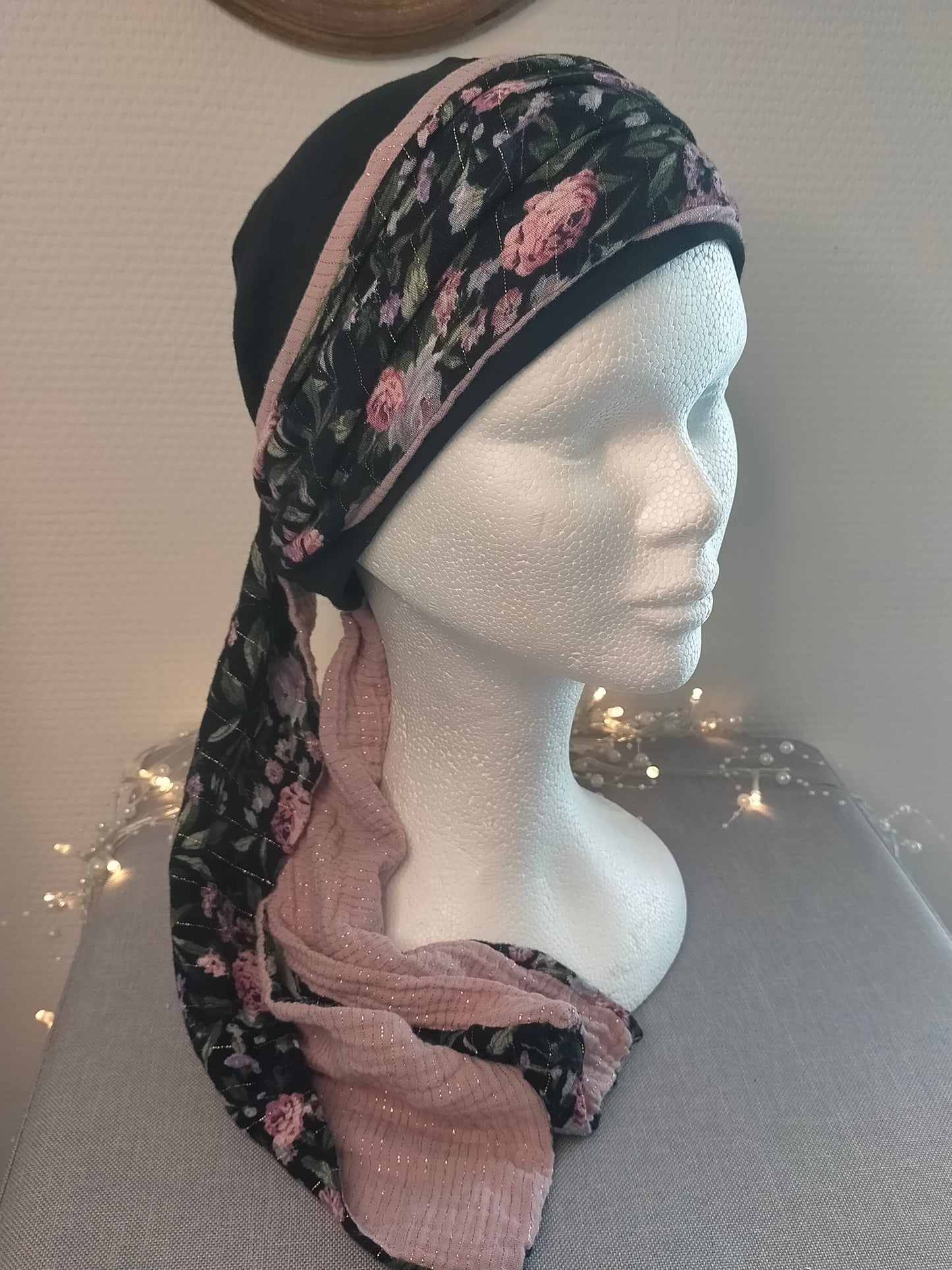 Sublimant 52 Ensemble bonnet de chimiothérapie/ Alopécie et son foulard REVERSIBLE crêpe fleuri et double gaze rose uni liseret doré