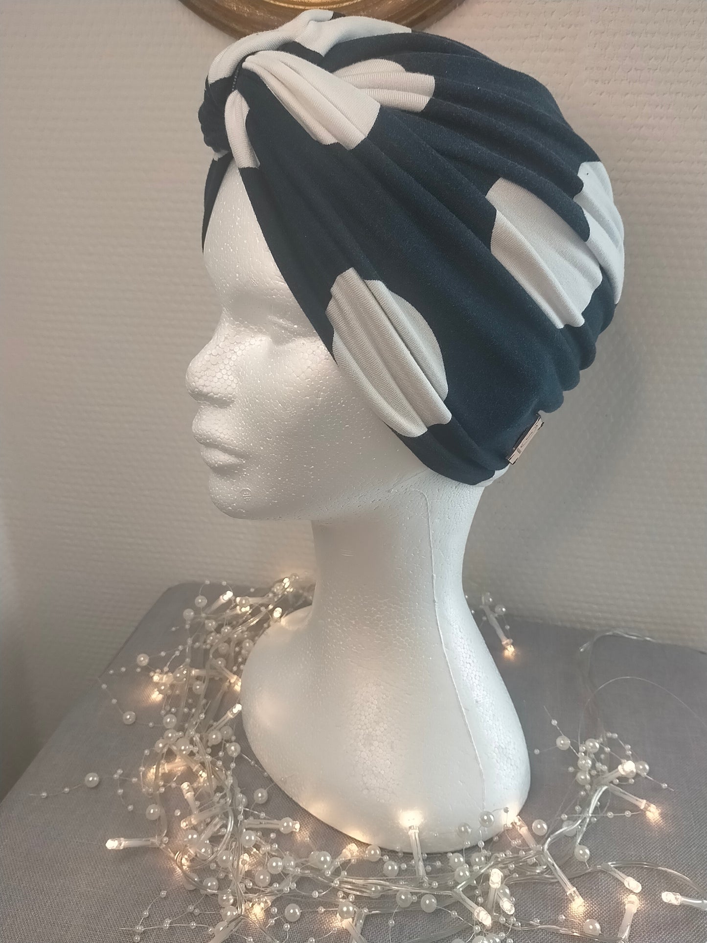 Sublimant Bonnet Turban de chimiothérapie / Alopécie n° 7 en jersey de viscose bleu marine rond blanc