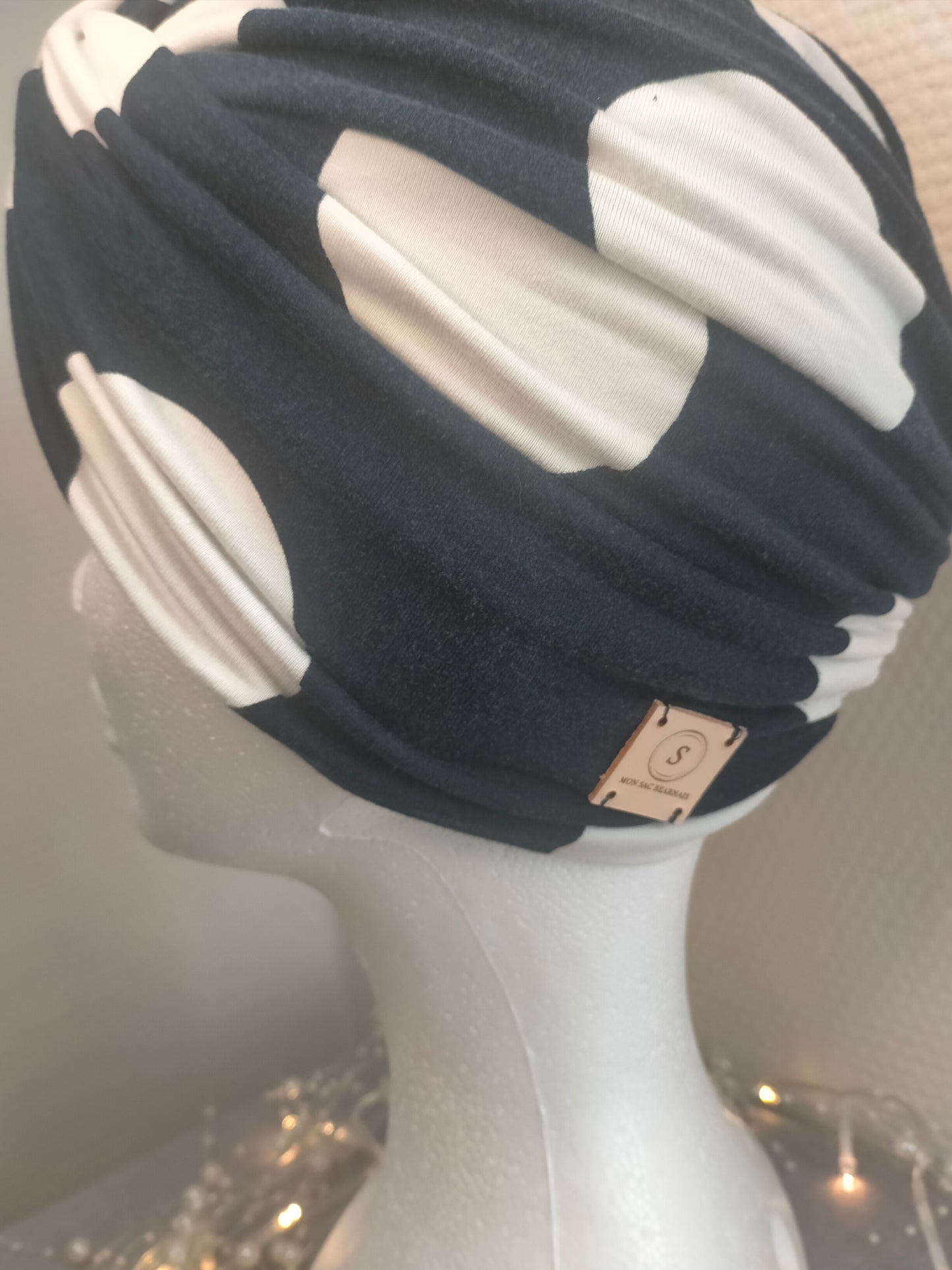 Sublimant Bonnet Turban de chimiothérapie / Alopécie n° 7 en jersey de viscose bleu marine rond blanc