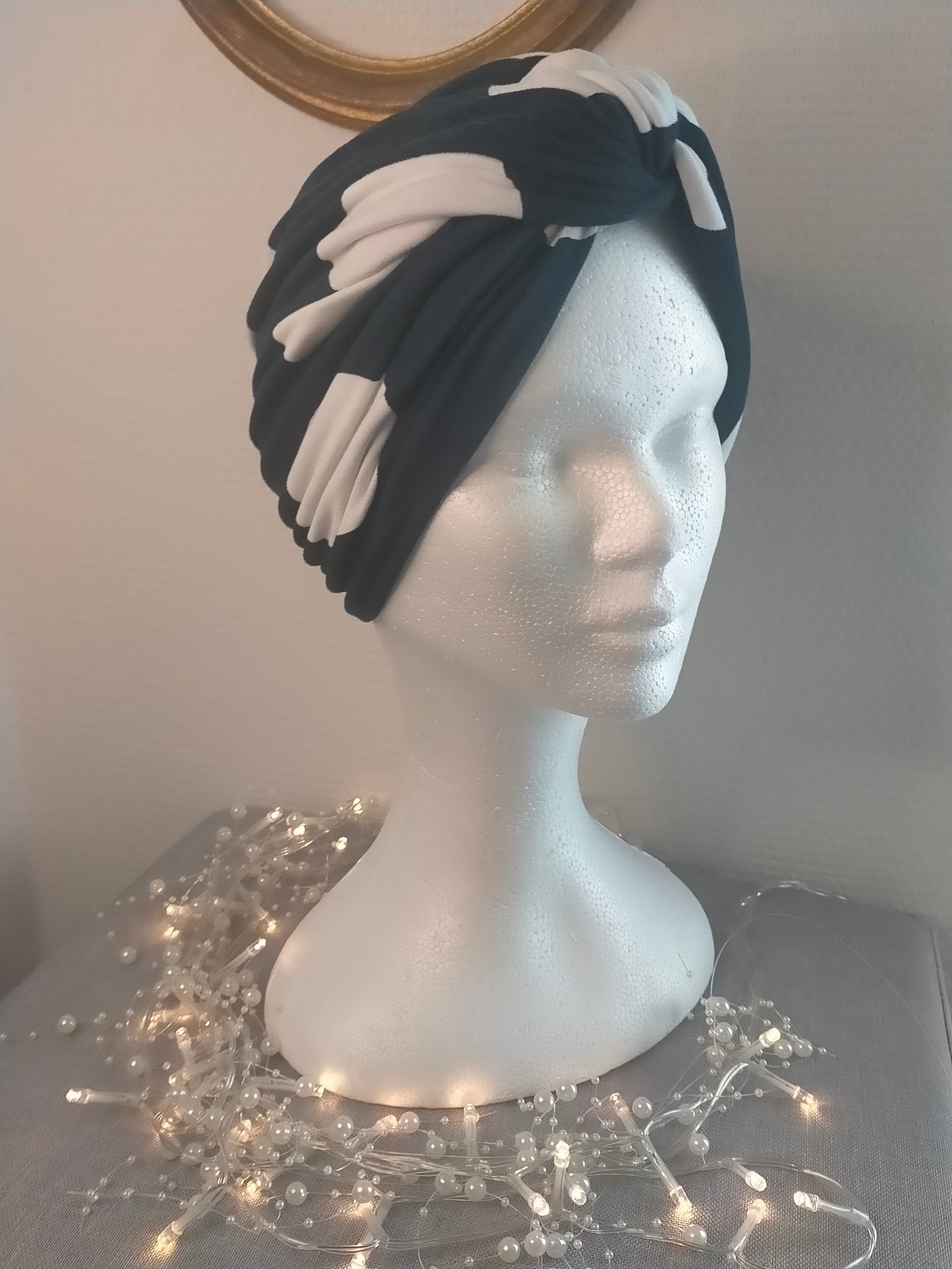 Sublimant Bonnet Turban de chimiothérapie / Alopécie n° 7 en jersey de viscose bleu marine rond blanc