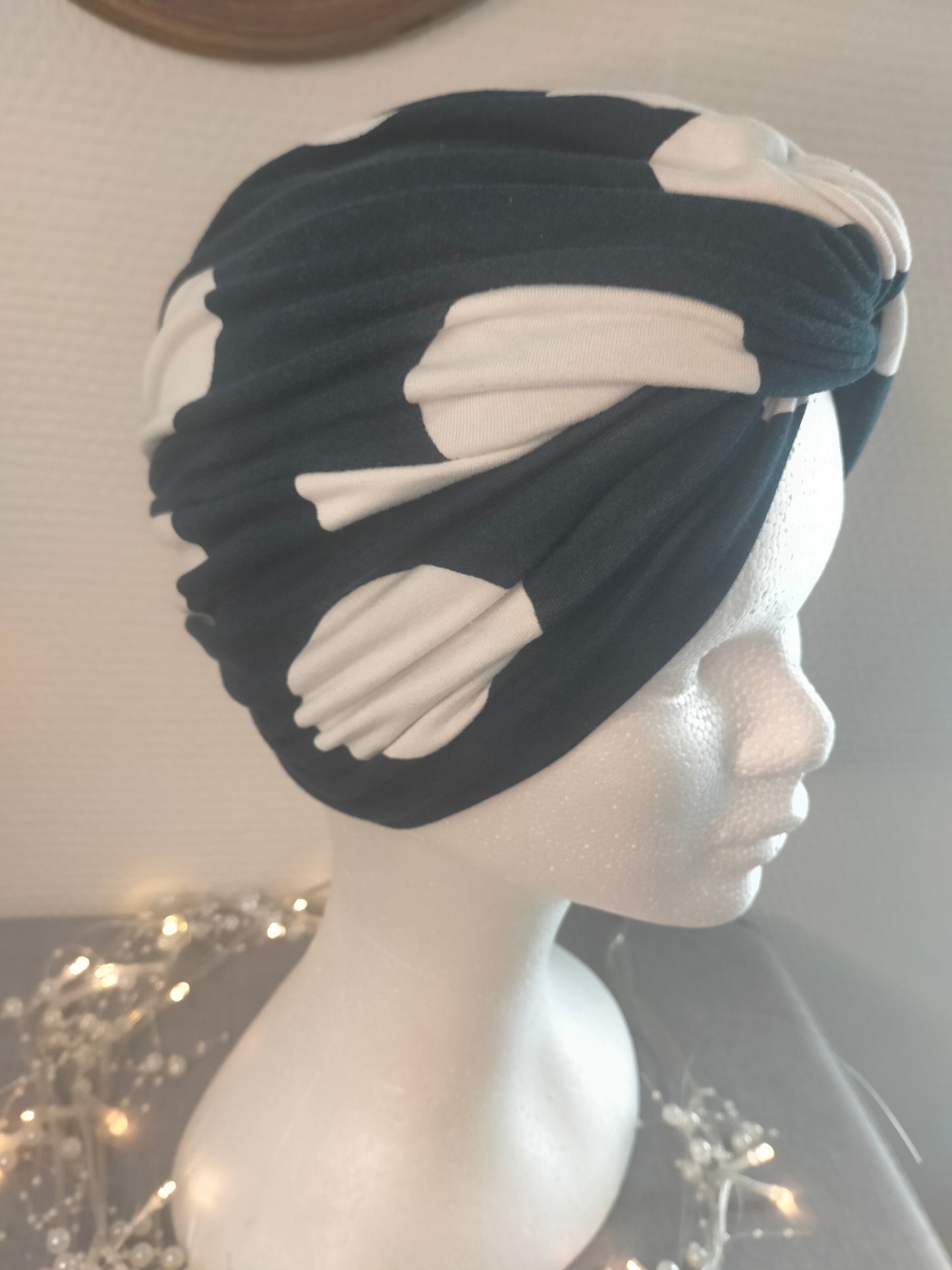Sublimant Bonnet Turban de chimiothérapie / Alopécie n° 7 en jersey de viscose bleu marine rond blanc