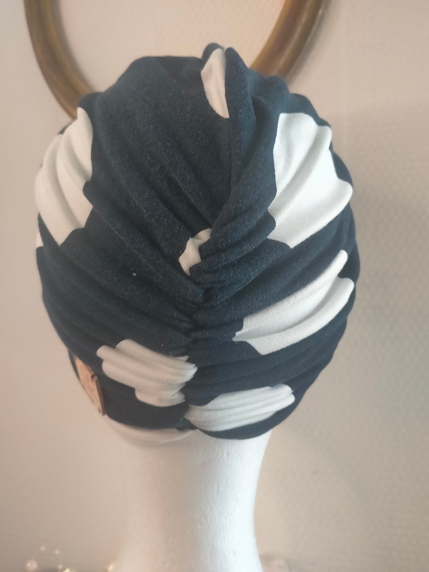 Sublimant Bonnet Turban de chimiothérapie / Alopécie n° 7 en jersey de viscose bleu marine rond blanc
