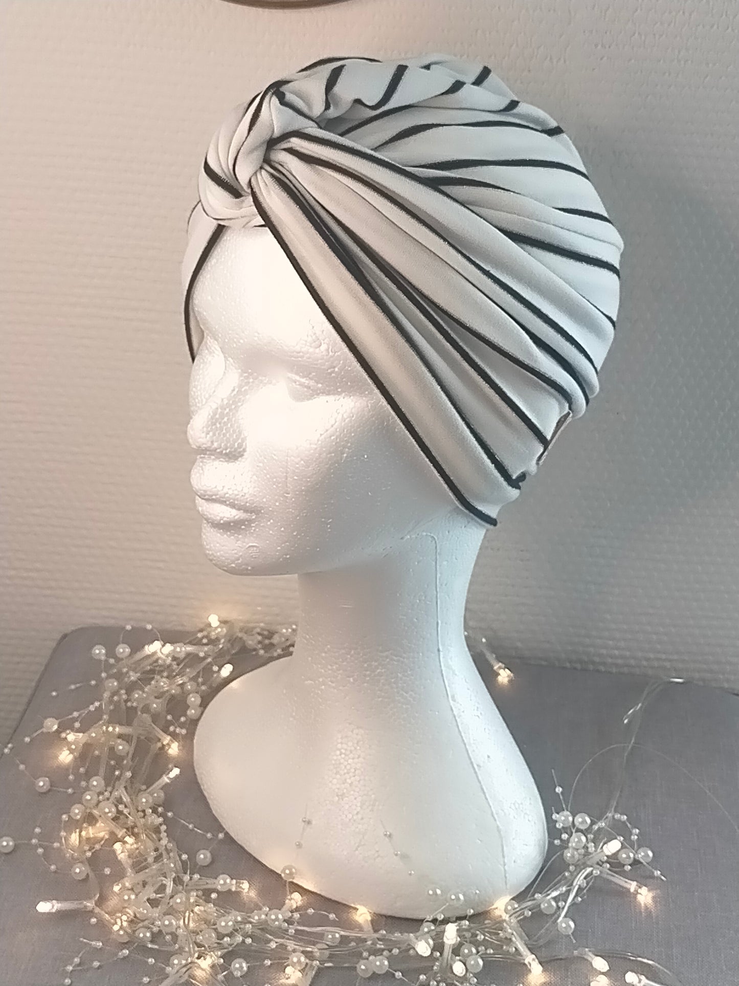 Sublimant Bonnet Turban de chimiothérapie / Alopécie n° 4 en jersey de viscose blanc rayure bleu
