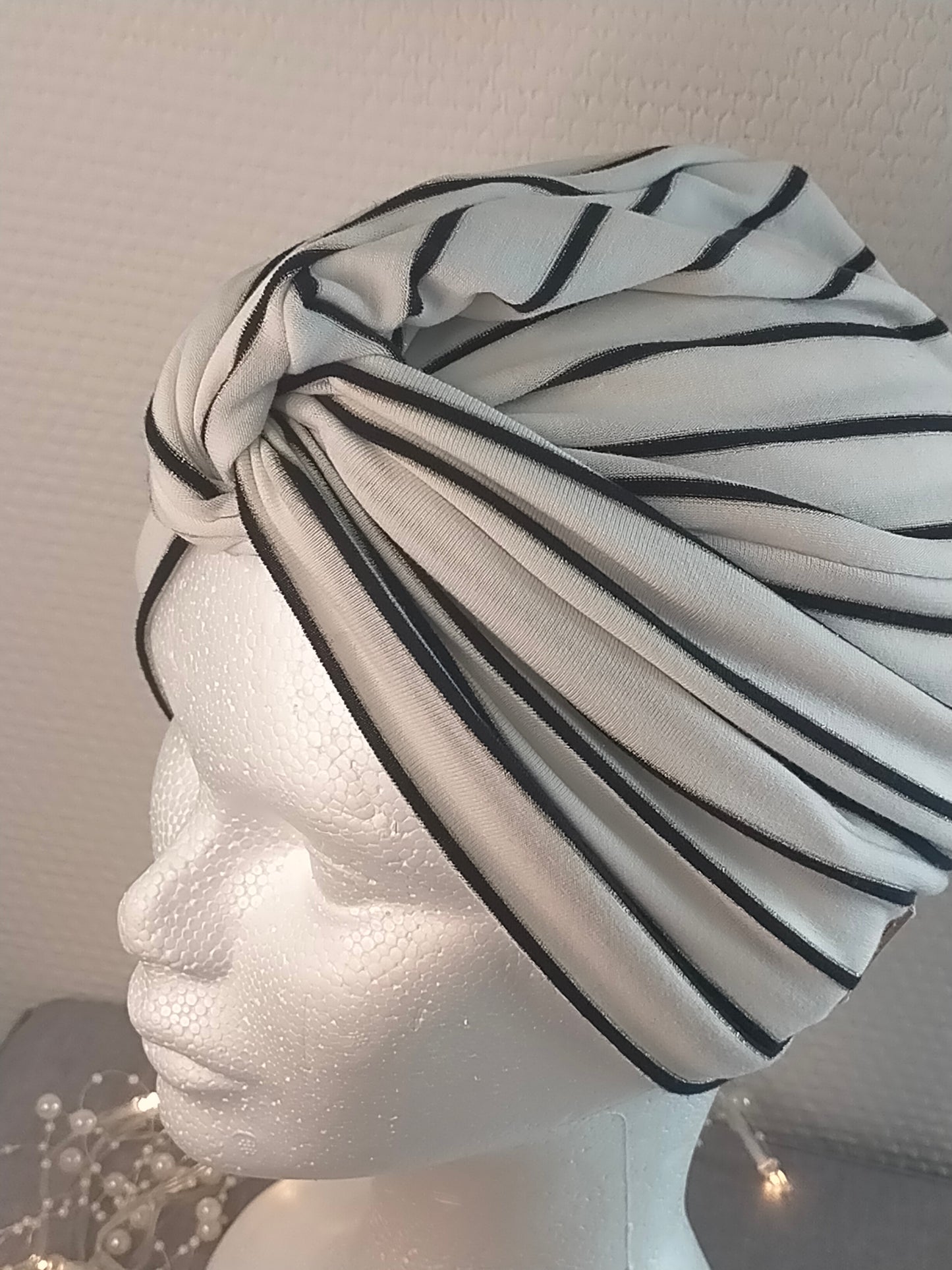Sublimant Bonnet Turban de chimiothérapie / Alopécie n° 4 en jersey de viscose blanc rayure bleu