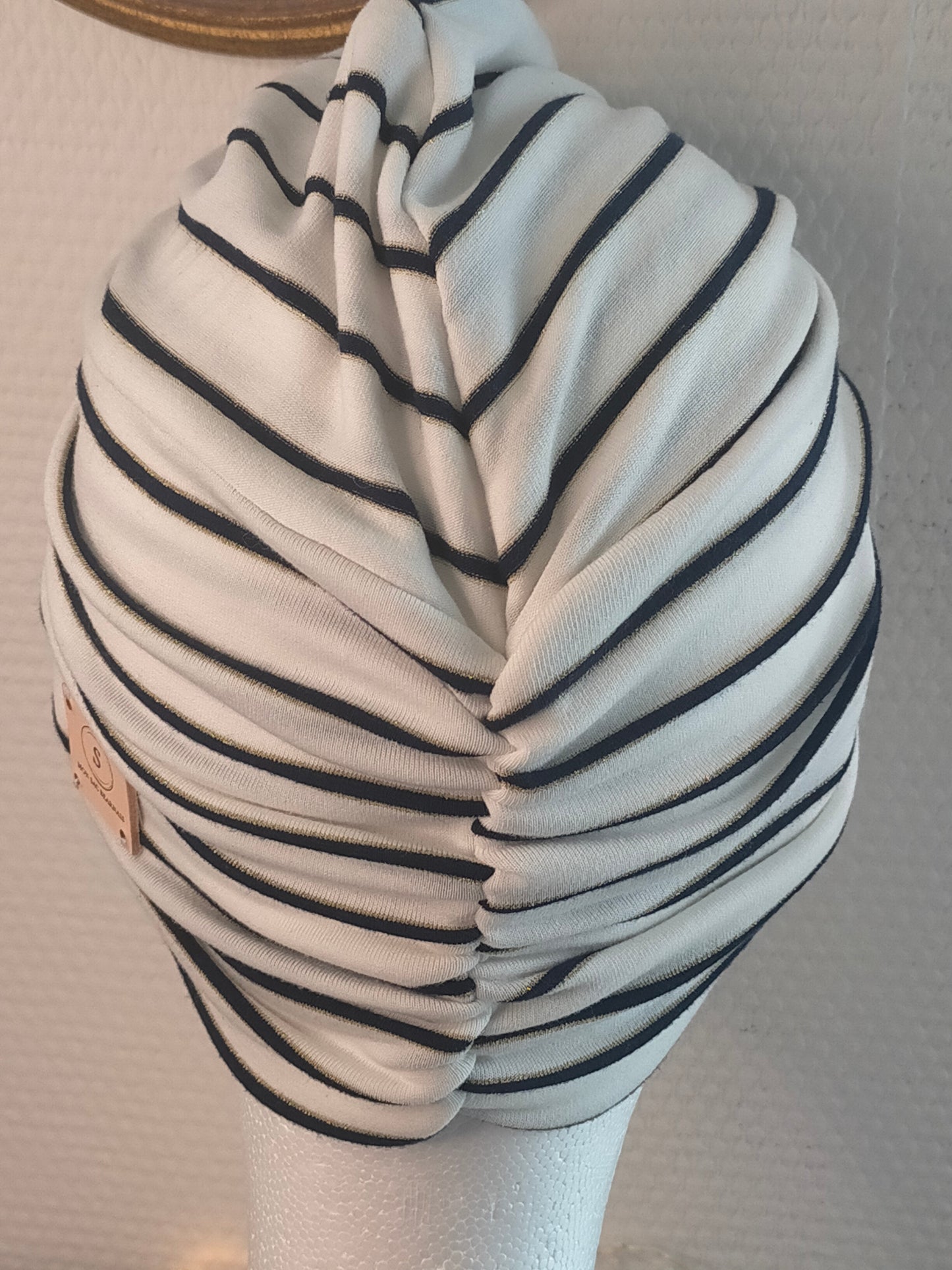 Sublimant Bonnet Turban de chimiothérapie / Alopécie n° 4 en jersey de viscose blanc rayure bleu
