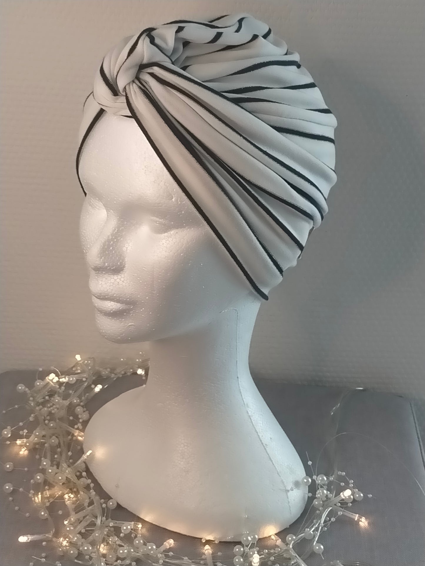 Sublimant Bonnet Turban de chimiothérapie / Alopécie n° 4 en jersey de viscose blanc rayure bleu