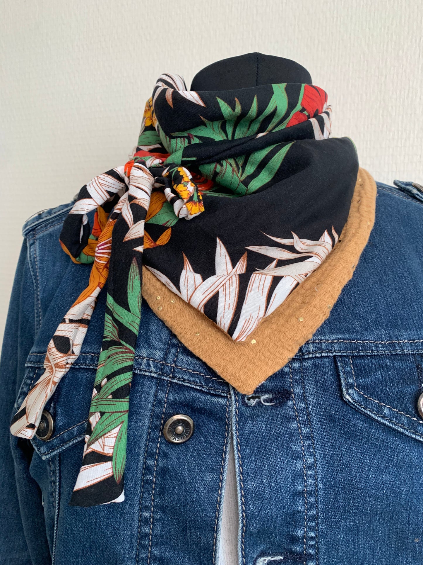 Mimi 4 Mini Foulard forme triangle à lanières
