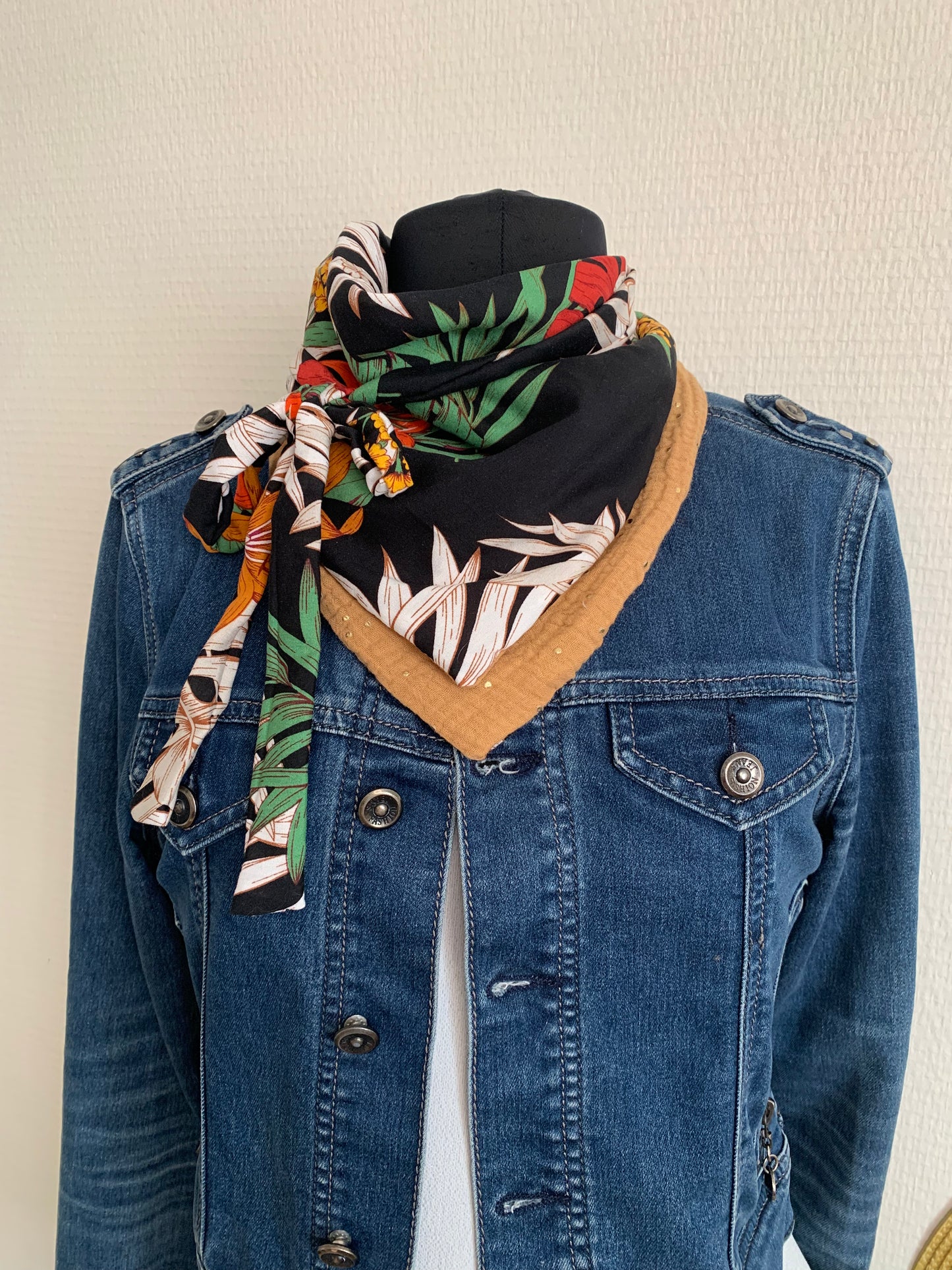 Mimi 4 Mini Foulard forme triangle à lanières