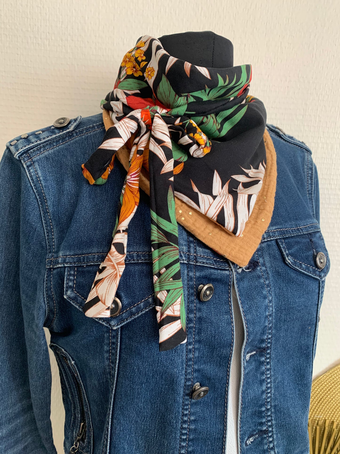 Mimi 4 Mini Foulard forme triangle à lanières