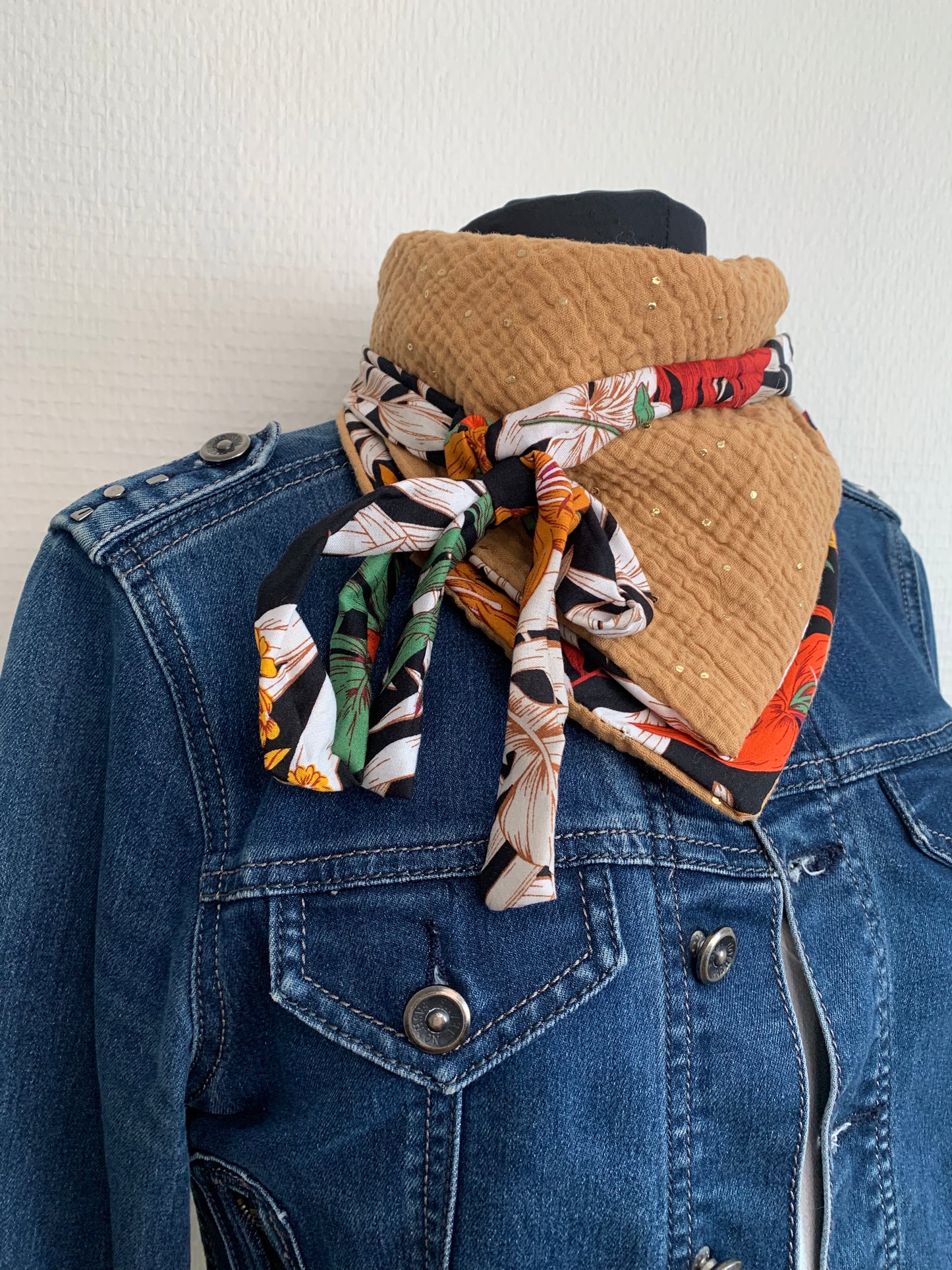 Mimi 4 Mini Foulard forme triangle à lanières