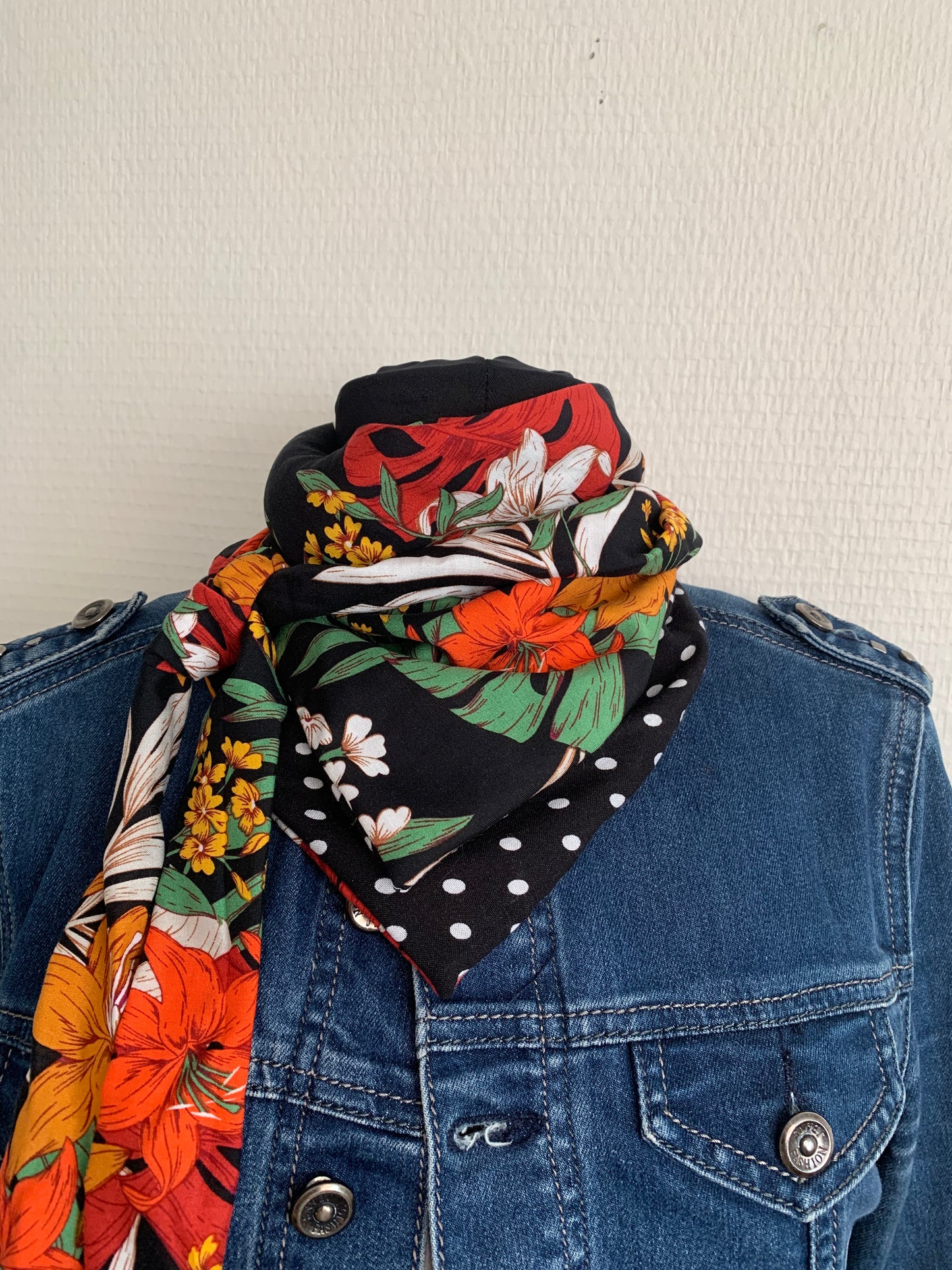 Mimi 5 Mini Foulard forme triangle à lanières