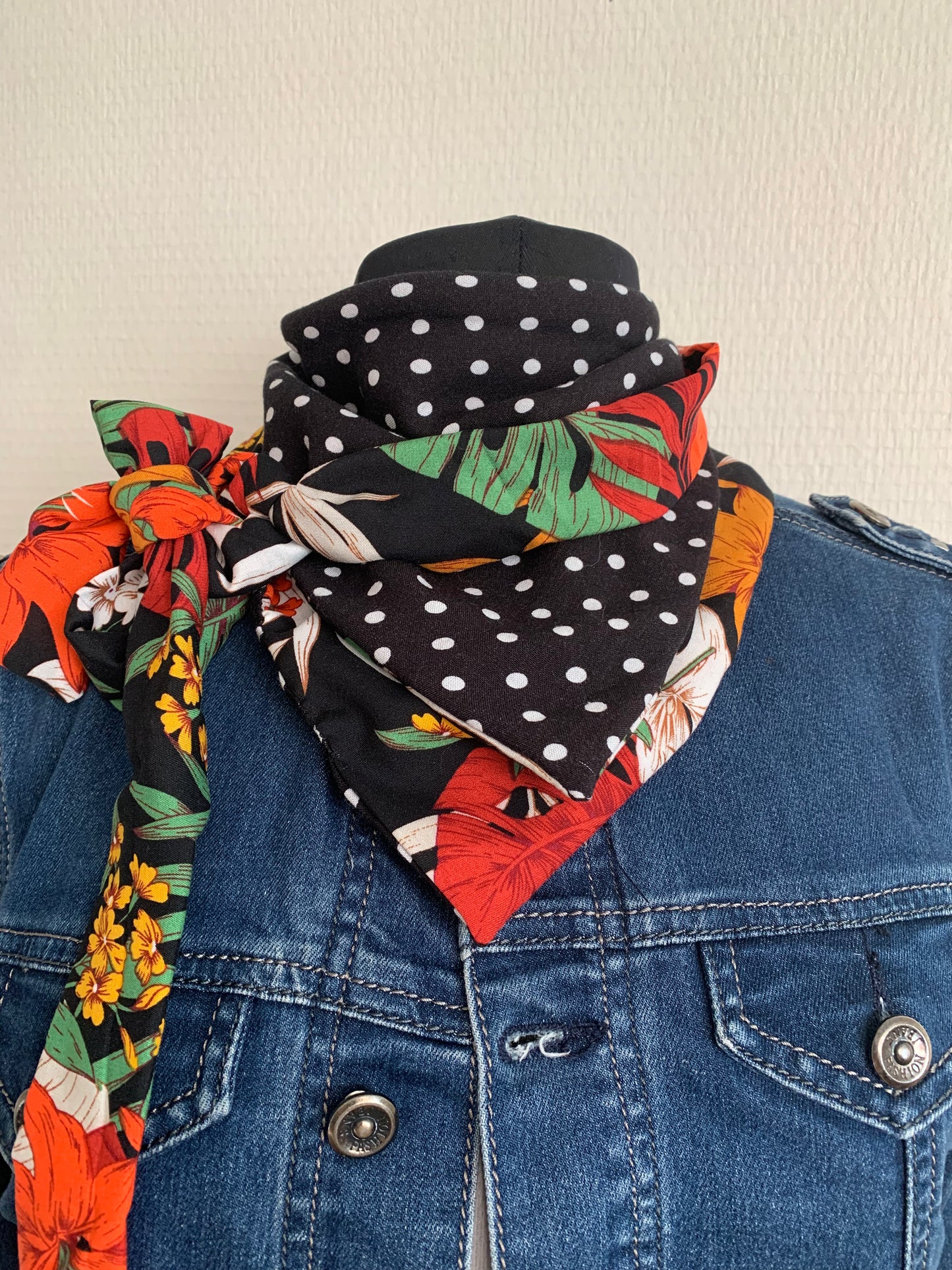 Mimi 5 Mini Foulard forme triangle à lanières